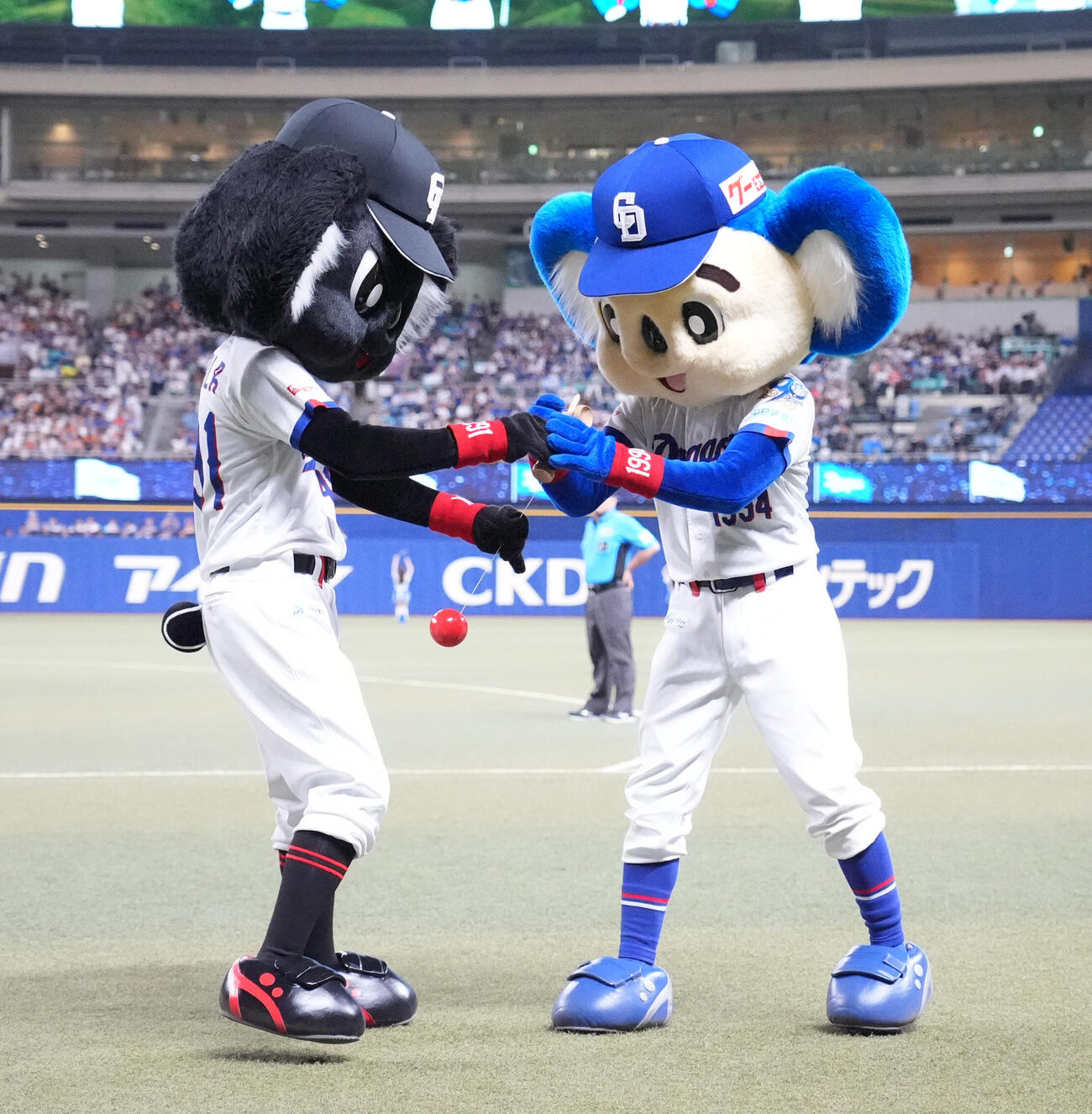 中日対巨人　7回終了、けん玉対決をするブラックドアラ（左）とドアラ（撮影・森本幸一）