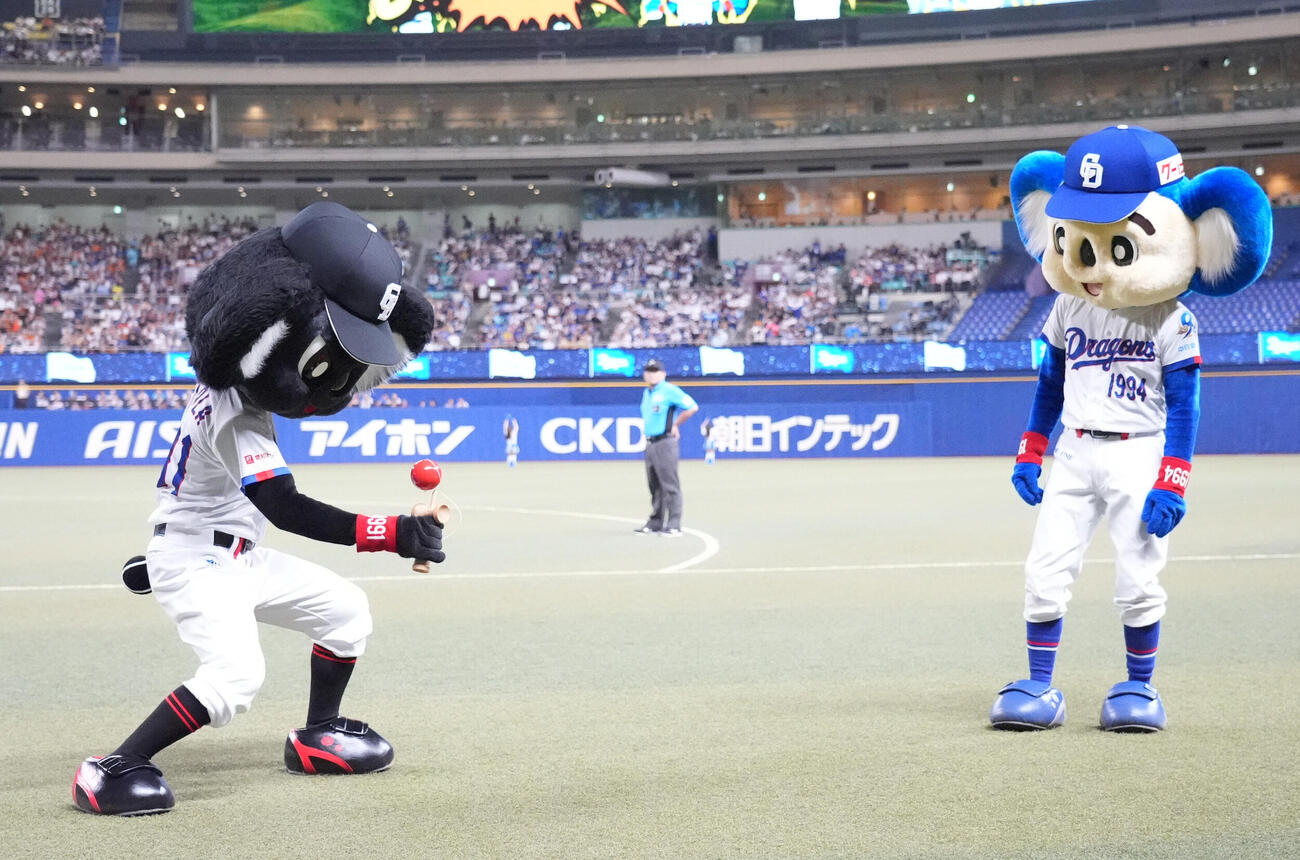 中日対巨人　7回終了、けん玉対決でけん玉をするブラックドアラ（左）と見つめるドアラ（撮影・森本幸一）