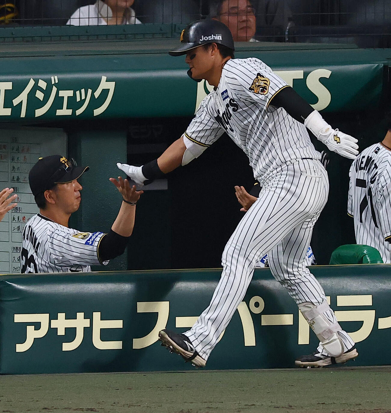 阪神対広島　5回裏阪神無死、ソロ本塁打を放った前川右京をハイタッチで出迎える藤川球児監督（撮影・上田博志）