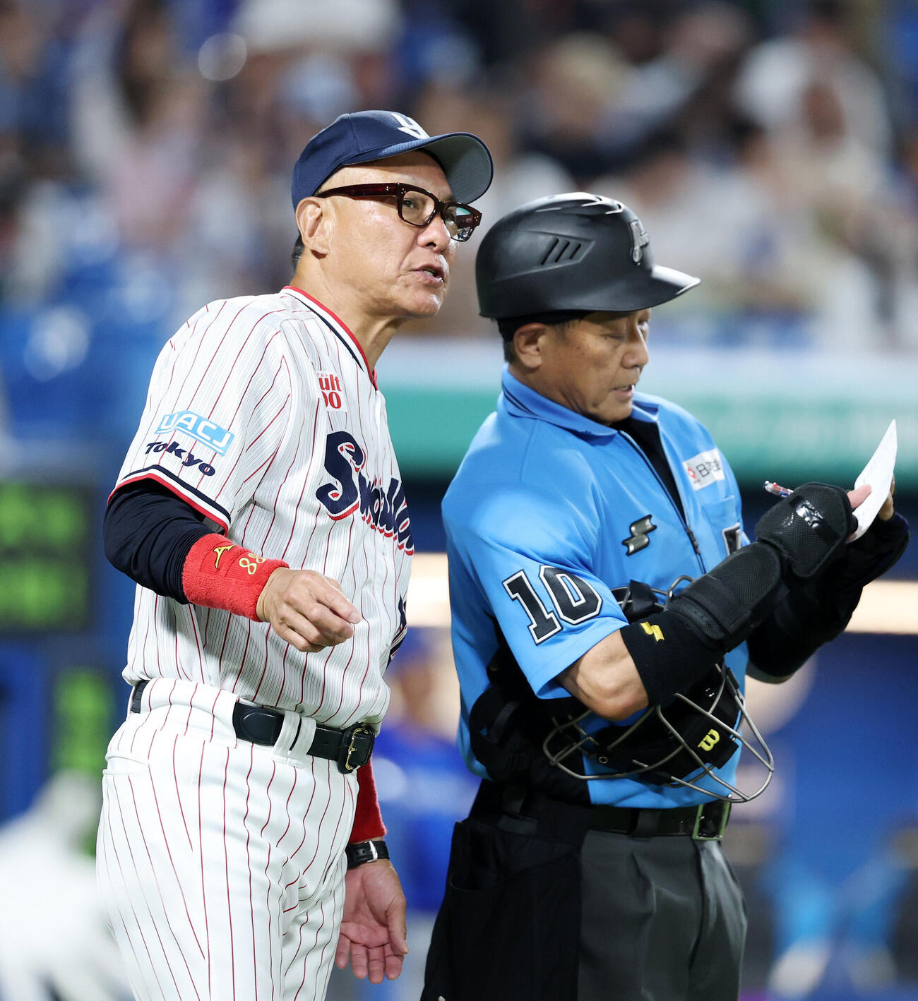 ヤクルト対DeNA 8回表、投手交代を告げるヤクルト池山隆寛監督（撮影・鈴木正人）
