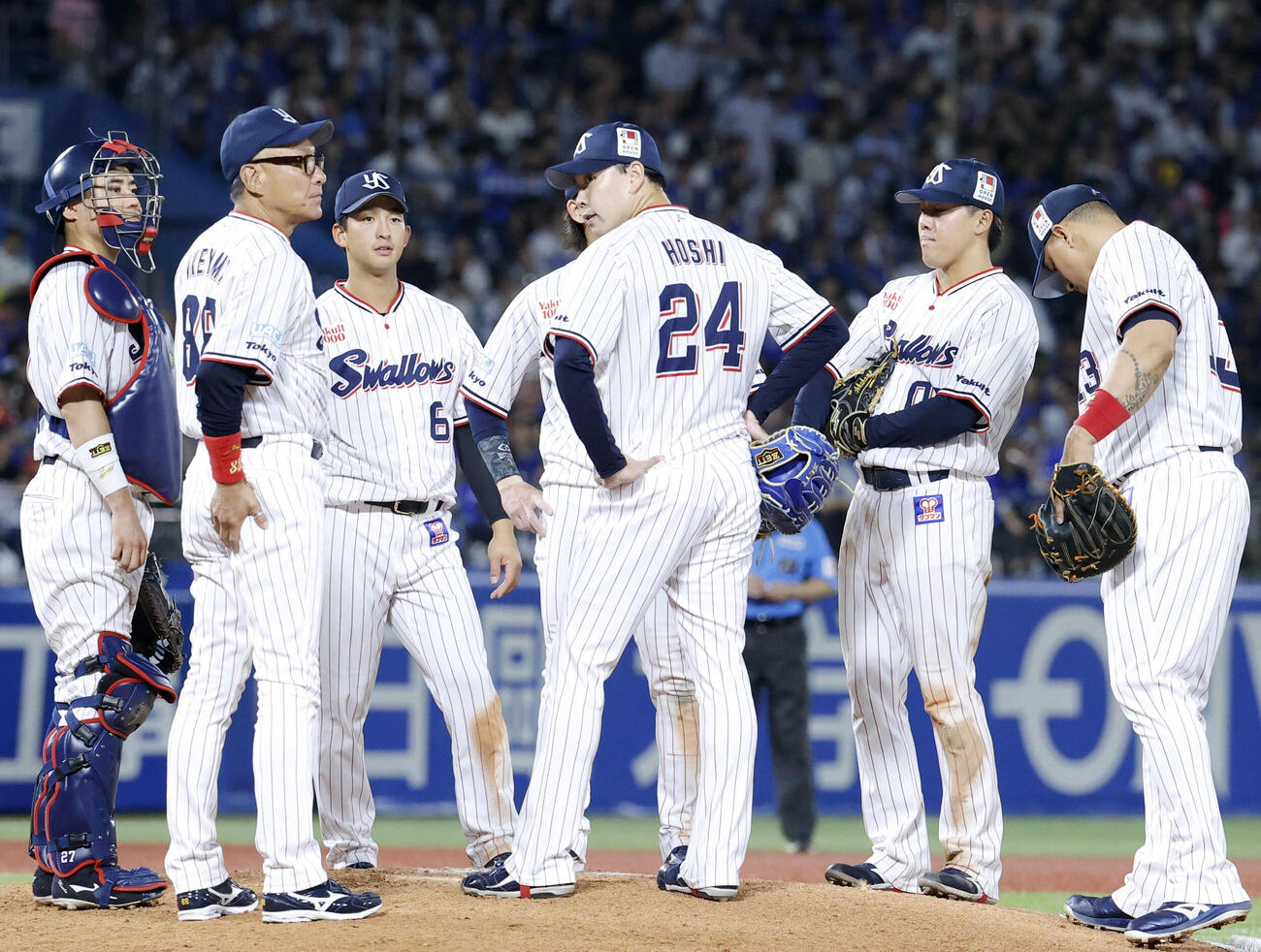 10回途中、池山監督（左から2人目）から降板を告げられるヤクルト星知弥（共同）