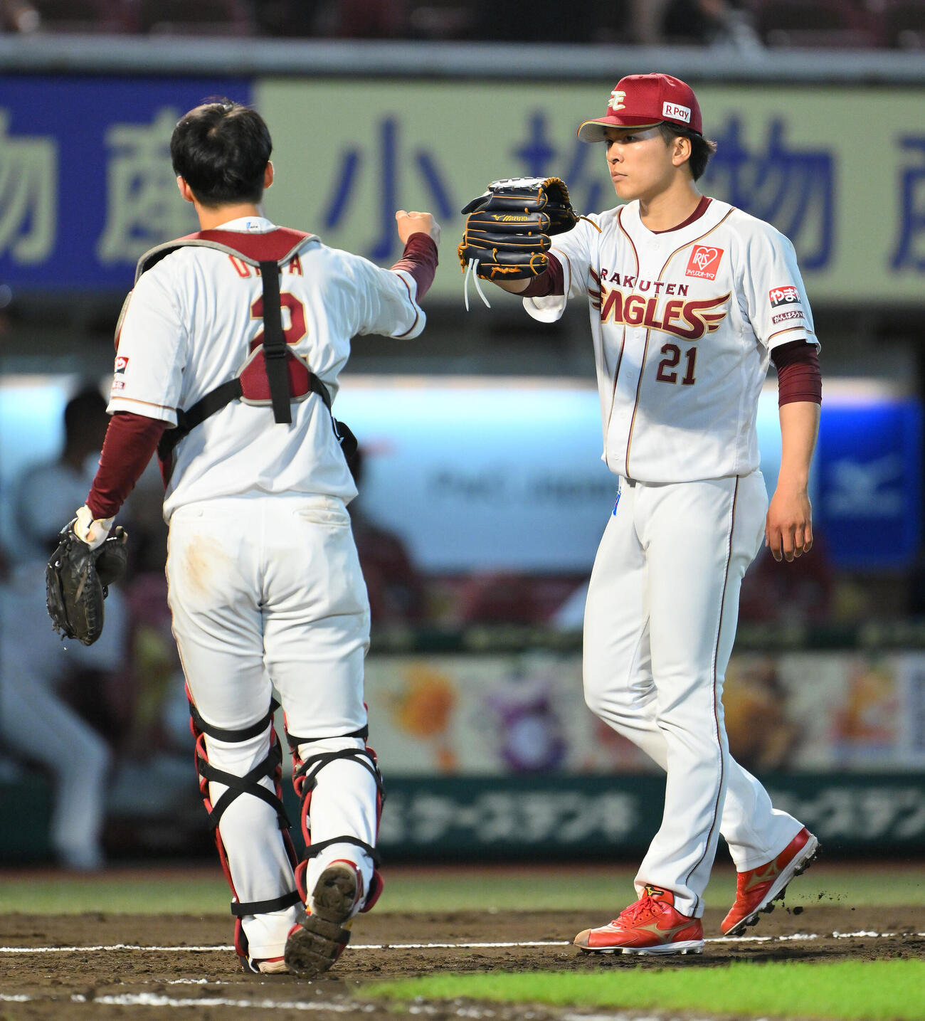 楽天対日本ハム　7回表日本ハム2死一、三塁、山県秀を空振り三振に仕留めた早川隆久（右）は太田光とタッチを交わす（撮影・滝沢徹郎）