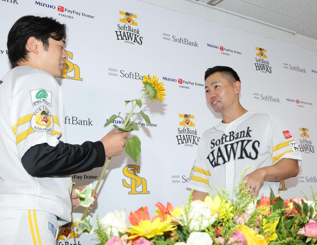 引退会見を行ったソフトバンク中村晃に花束ではなく一輪の花を贈る川瀬晃（撮影・梅根麻紀）