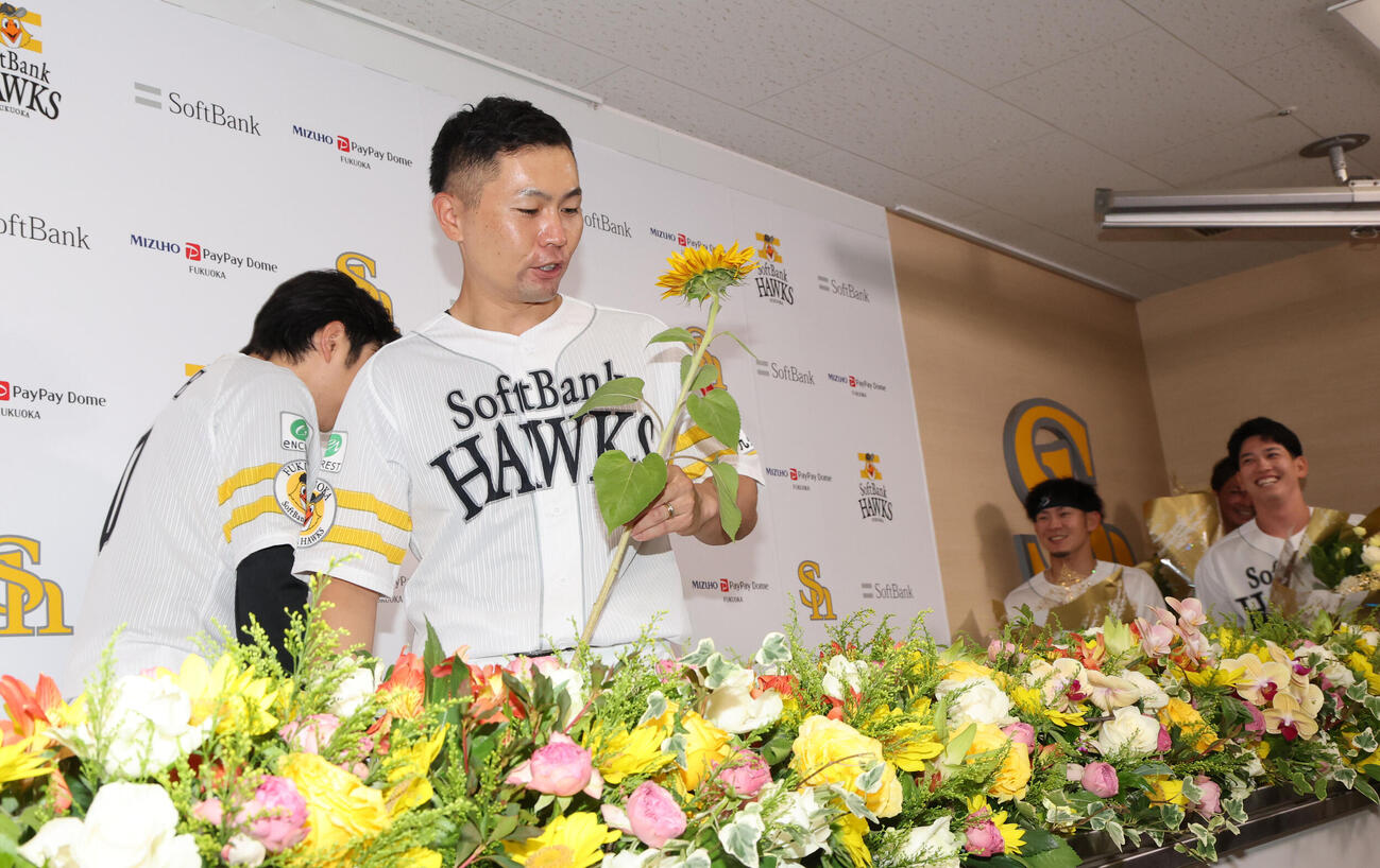 引退会見を行ったソフトバンク中村晃に花束ではなく一輪の花を贈る川瀬晃（撮影・梅根麻紀）