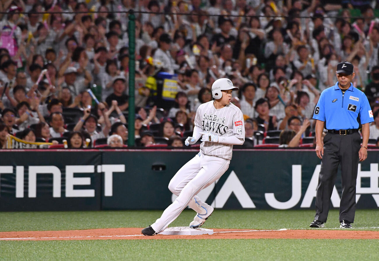ソフトバンク対ロッテ　4回裏ソフトバンク1死二塁、川瀬晃は勝ち越しの適時三塁打を放つ（撮影・岩下翔太）