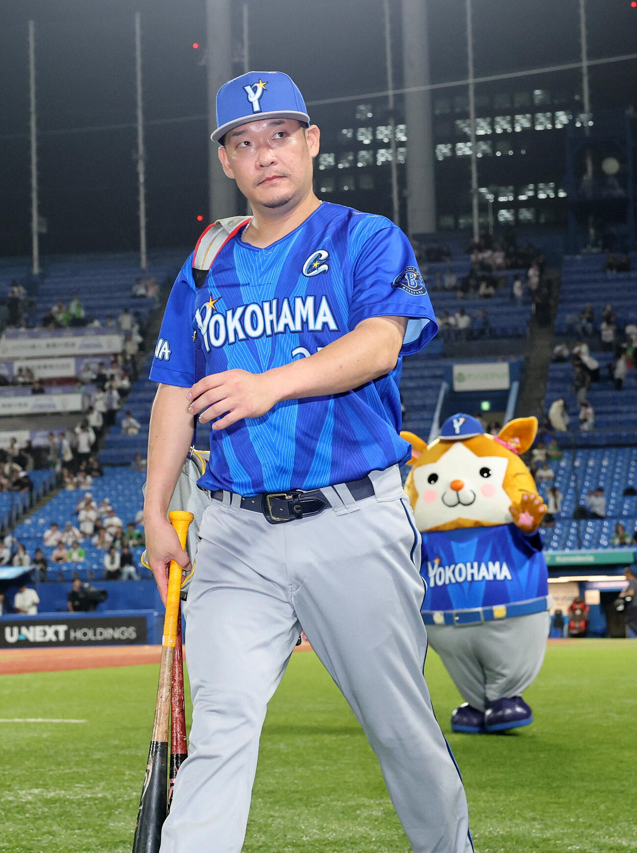 ヤクルト対DeNA　勝利し引き揚げるDeNA筒香嘉智（撮影・鈴木正人）