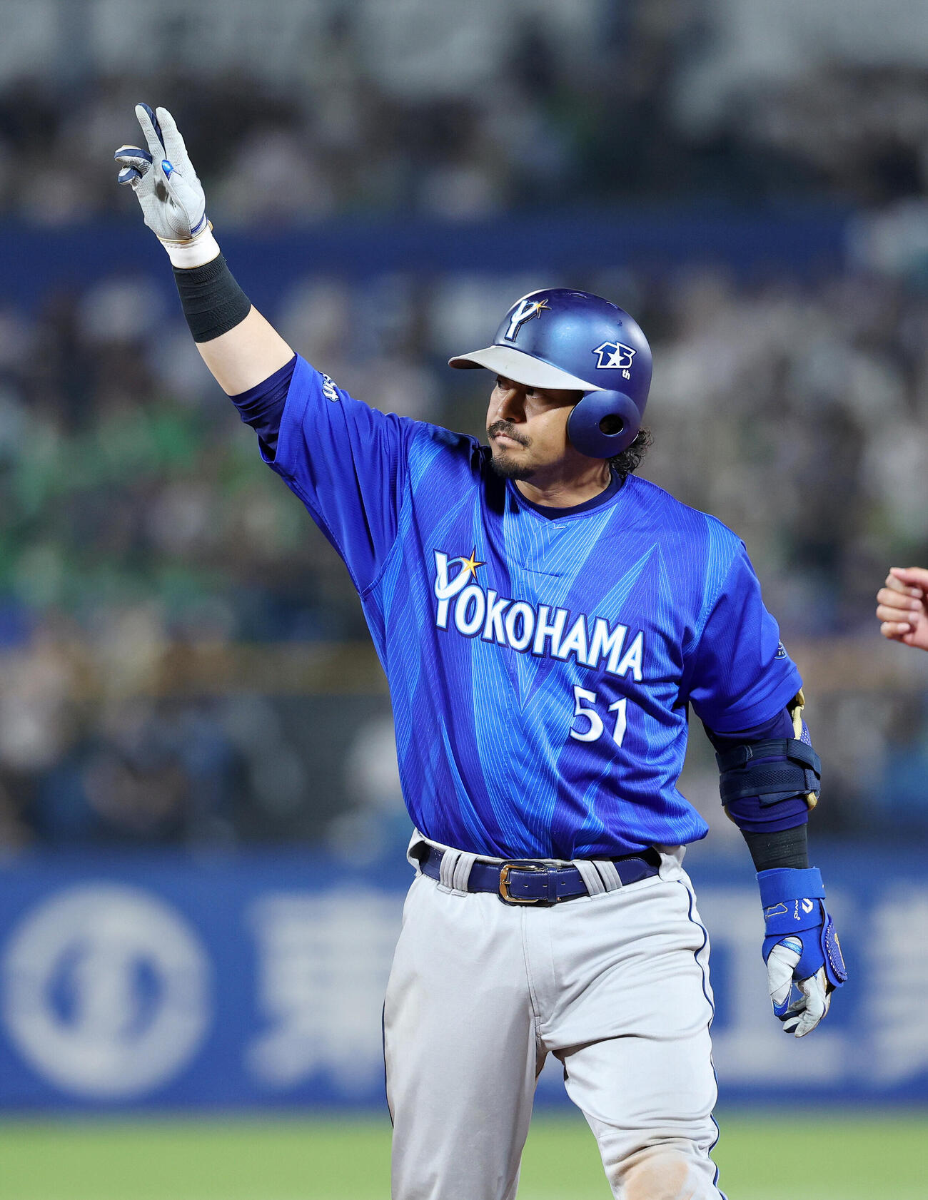 ヤクルト対DeNA 10回表DeNA2死二、三塁、宮崎敏郎は適時打を放ちポーズを決める（撮影・鈴木正人）