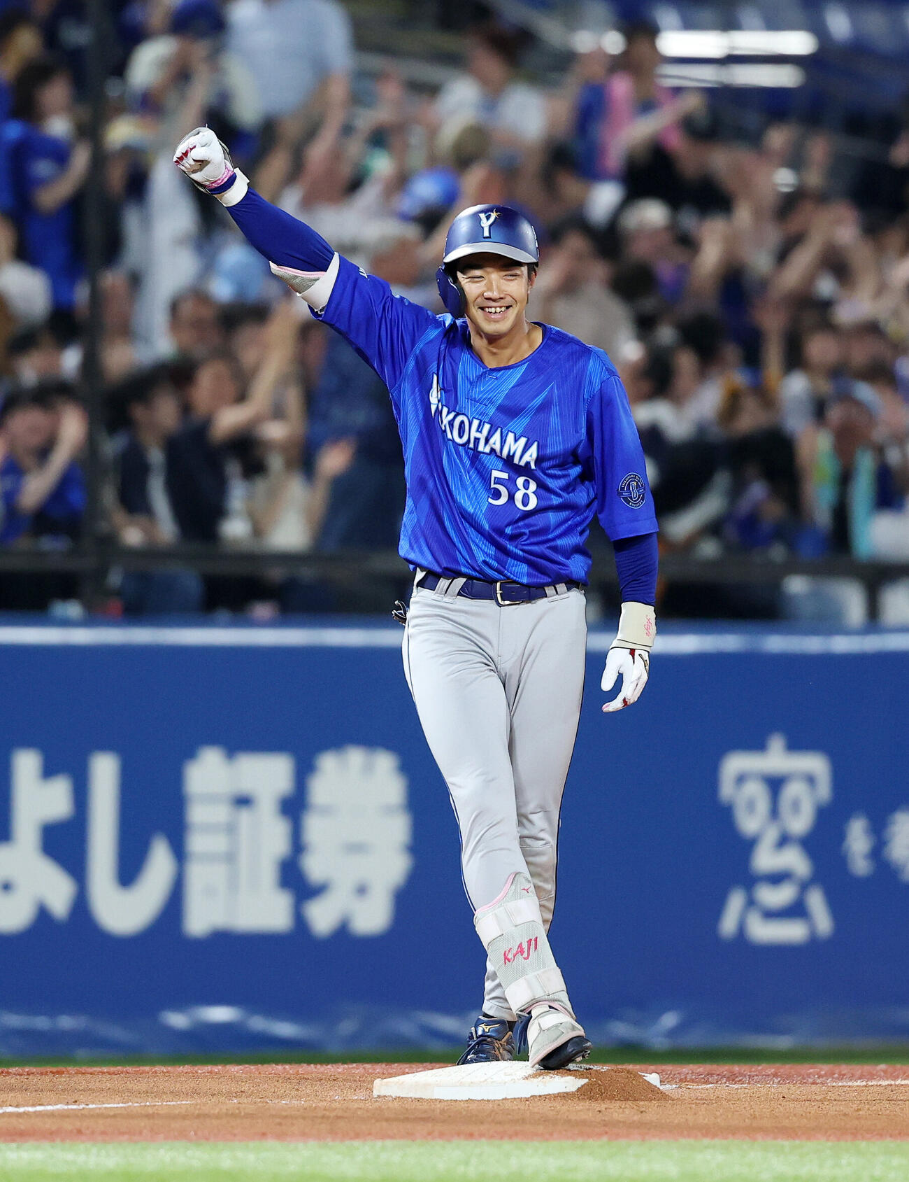 ヤクルト対DeNA 10回表DeNA無死、梶原昂希は三塁打を放ちガッツポーズ（撮影・鈴木正人）