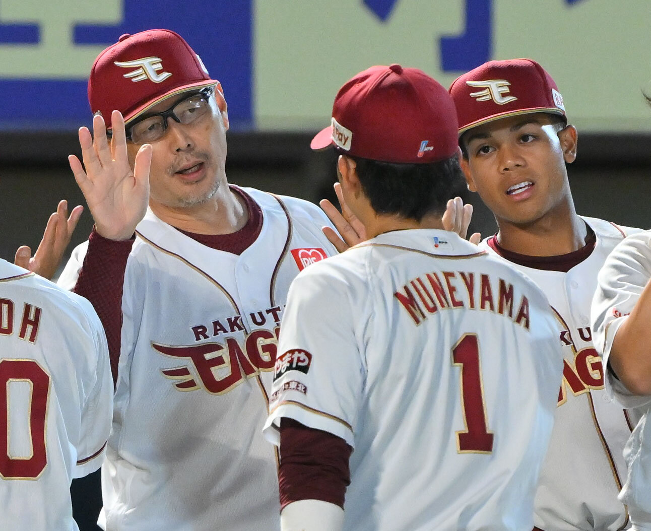 楽天対日本ハム　試合後、楽天吉井理人監督（左）は宗山塁（中央）とタッチを交わす（撮影・滝沢徹郎）