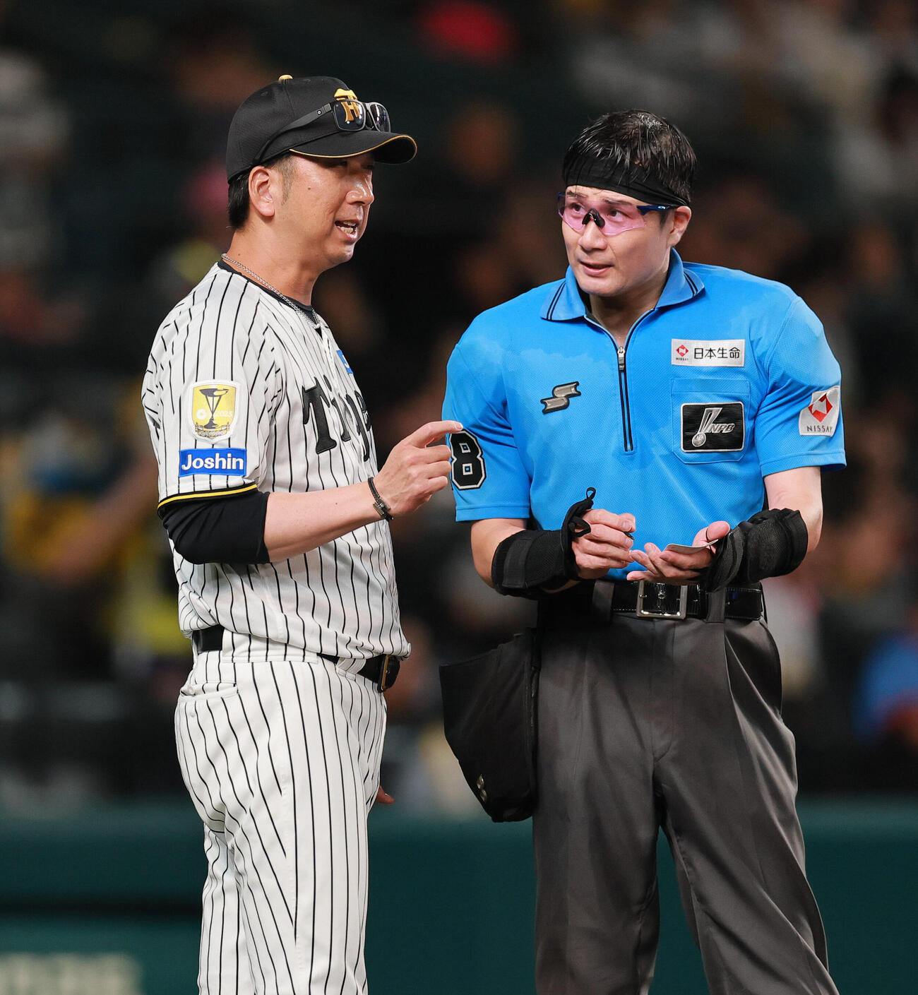 阪神対広島　8回を終え、阪神藤川球児監督（左）は球審に交代を告げる（撮影・上山淳一）