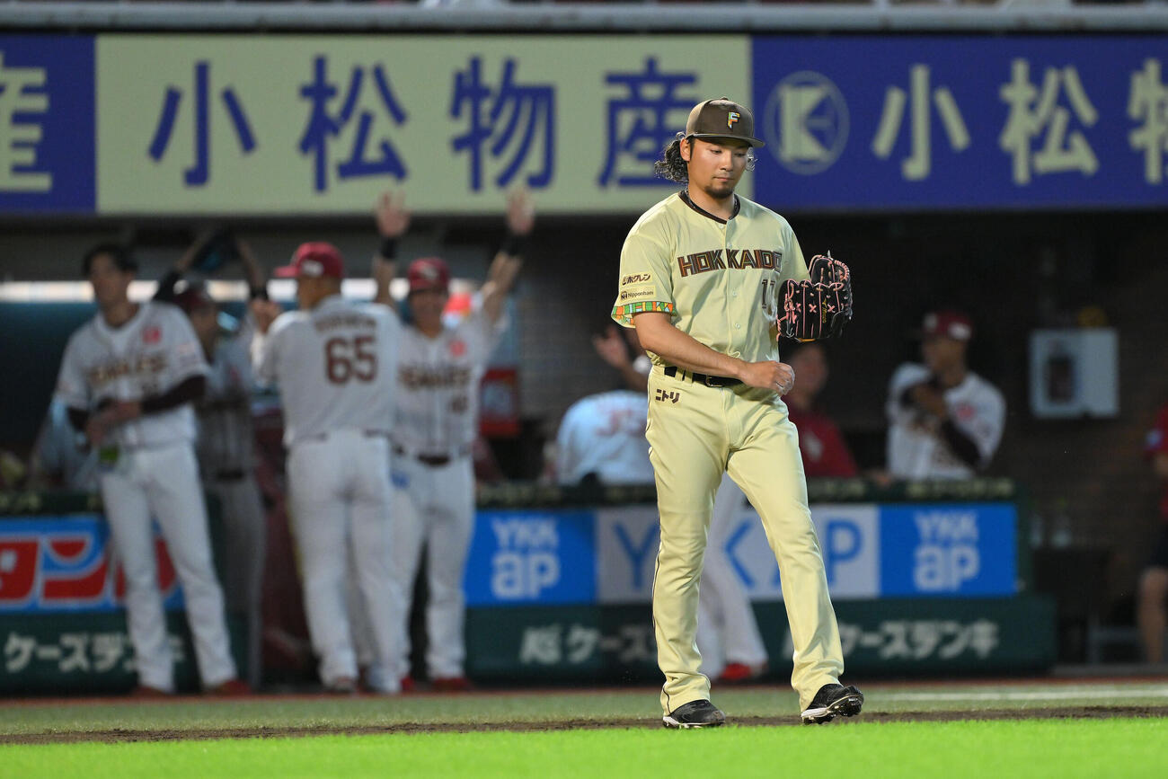 楽天対日本ハム　6回裏楽天1死一、二塁、カーソン・マッカスカーに適時打を許した伊藤大海（撮影・滝沢徹郎）