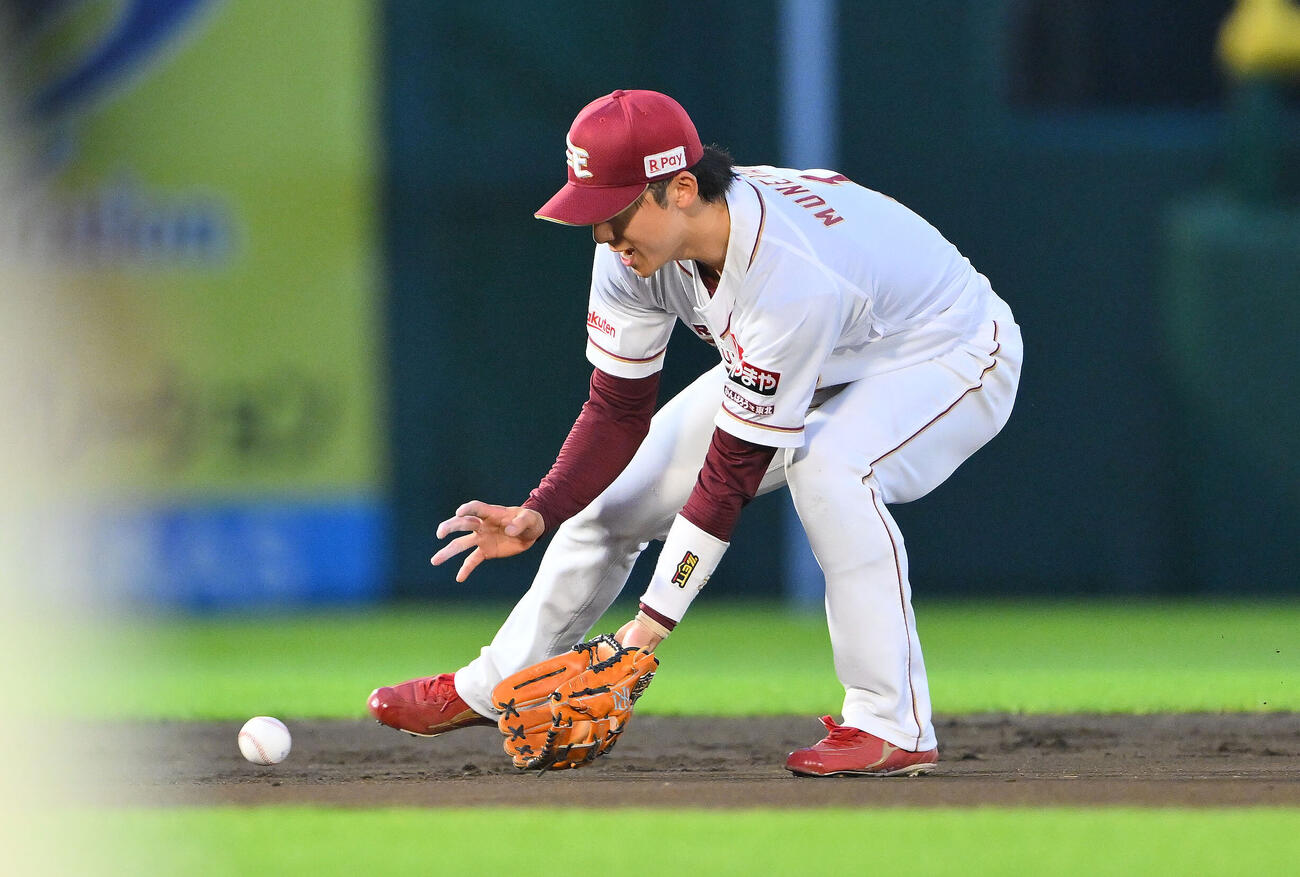 楽天対日本ハム　4回表日本ハム1死一塁、万波中正の打球をさばく遊撃手宗山塁（撮影・滝沢徹郎）
