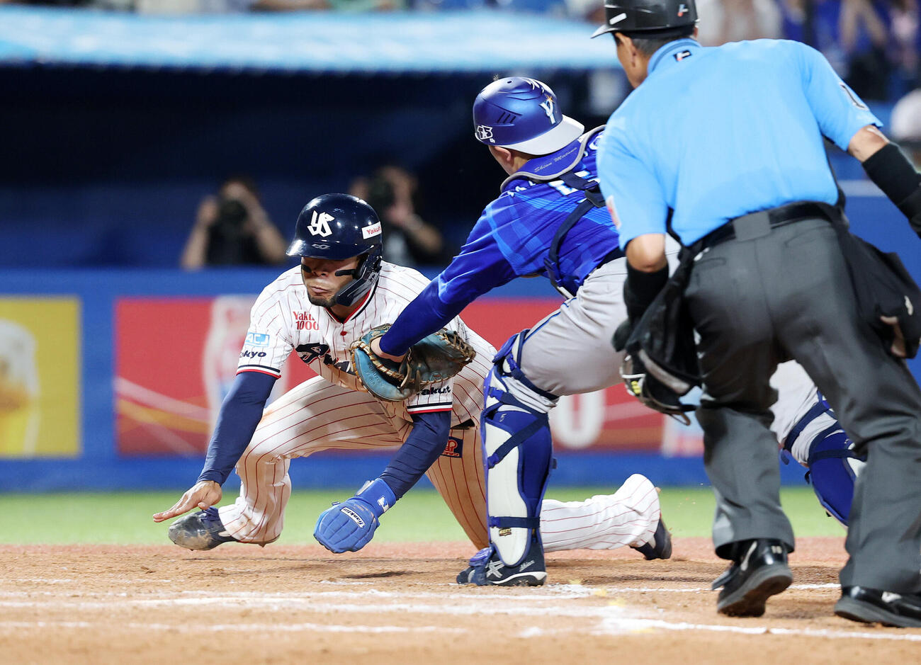 ヤクルト対DeNA 8回裏ヤクルト1死二、三塁、増田珠の適時打で二塁走者のモンテルが本塁を狙うがタッチアウト（撮影・鈴木正人）