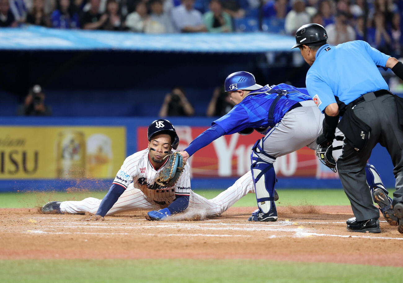 ヤクルト対DeNA 8回裏ヤクルト1死二、三塁、増田珠の適時打で二塁走者のモンテルが本塁を狙うがタッチアウト（撮影・鈴木正人）