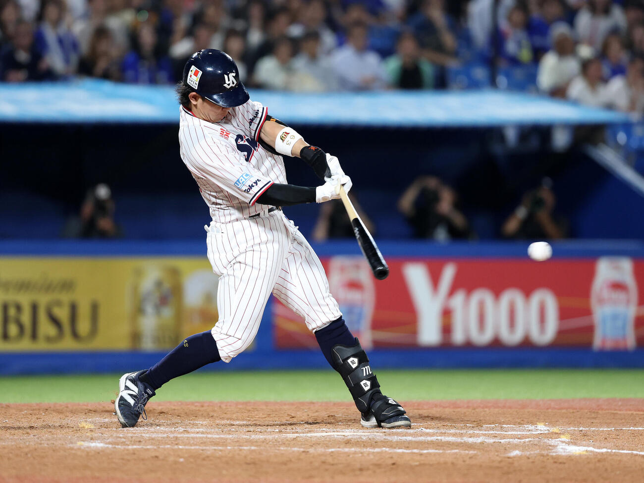 ヤクルト対DeNA 8回裏ヤクルト1死二、三塁、増田珠は適時打を放つ（撮影・鈴木正人）