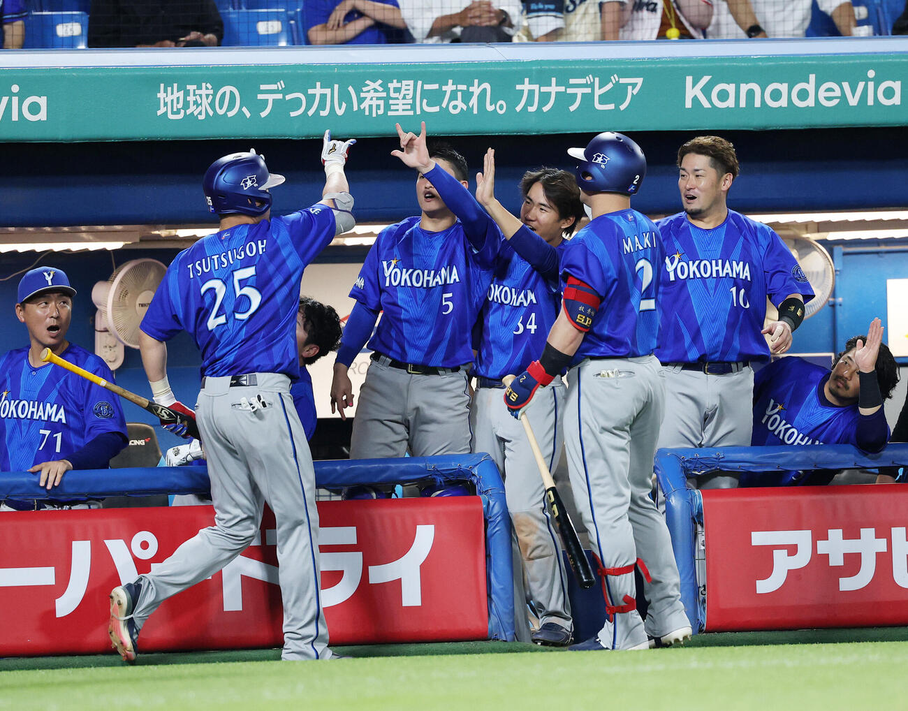 ヤクルト対DeNA 10回表DeNA1死三塁、筒香嘉智（左）の犠飛を迎える選手たち（撮影・鈴木正人）