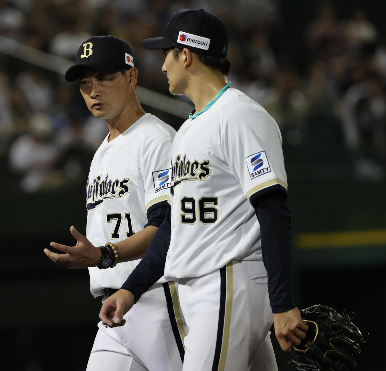 オリックス対西武　5回表西武2死一、二塁、岸田護監督はあと1アウトで勝利投手の権利を得る高島泰都に交代を命じ、一緒にベンチに戻る（撮影・西尾就之）