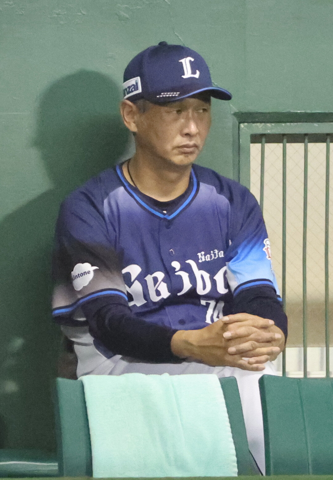 オリックス対西武　西武西口文也監督は厳しい表情で試合を見守る（撮影・西尾就之）