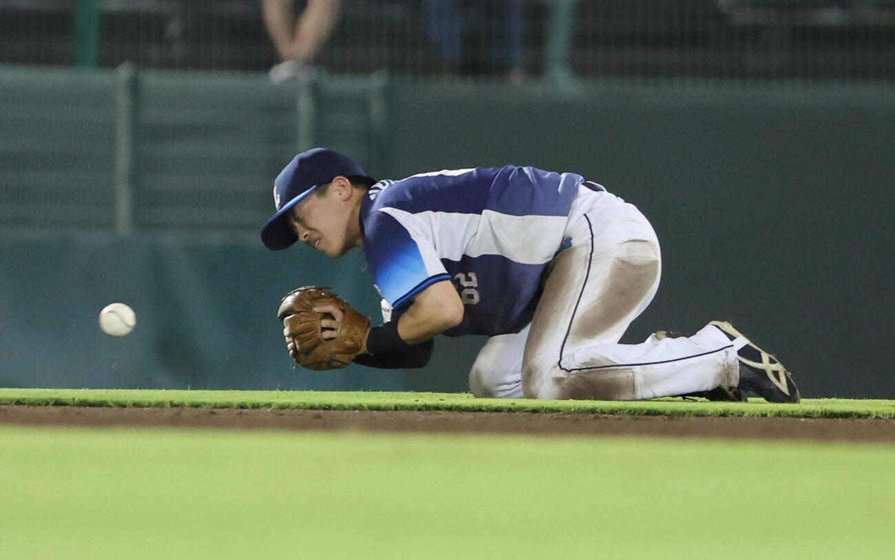 オリックス対西武　9回裏オリックス2死一塁中川圭太の打球を処理した遊撃手滝沢夏央は脇腹を押さえて試合が中断したがそのままプレーは続行（撮影・西尾就之）