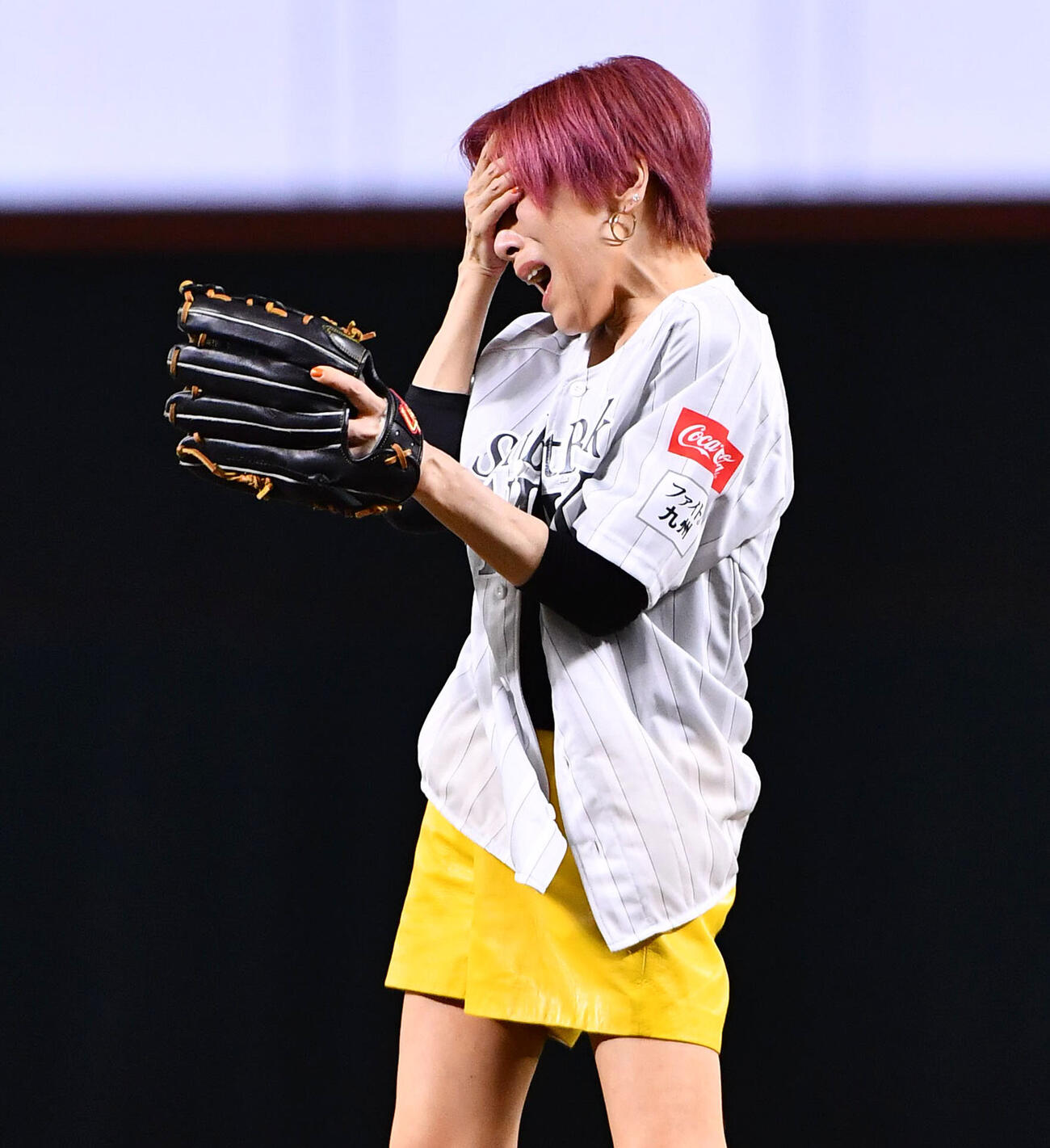 ソフトバンク対ロッテ　セレモニアルピッチで投球し頭を抱えるTRFのYU－KI（撮影・岩下翔太）