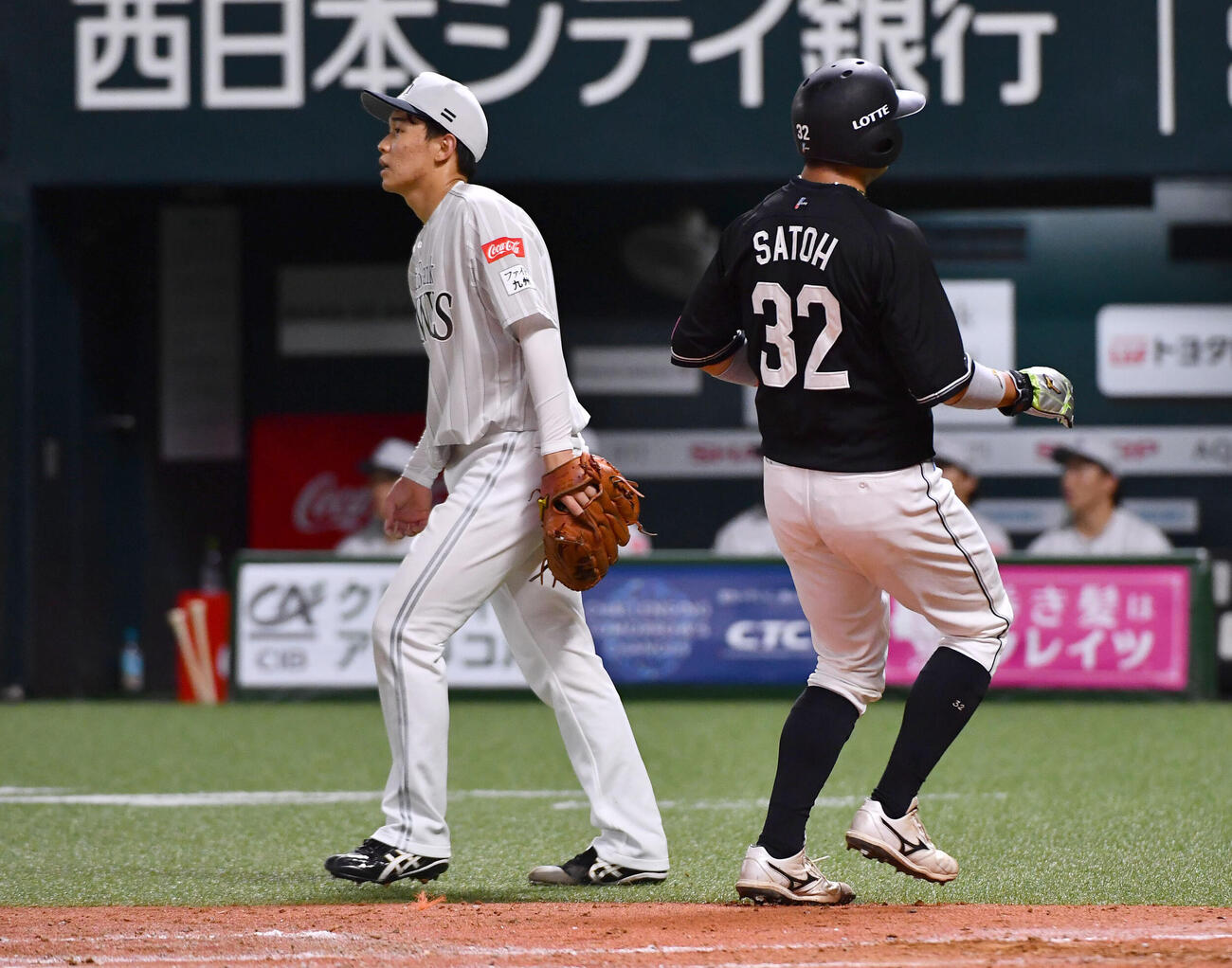 ソフトバンク対ロッテ　2回表ロッテ2死二、三塁、ネフタリ・ソトに左前2点適時打を打たれ、厳しい表情を見せる北斗（左）。右は佐藤都志也（撮影・岩下翔太）
