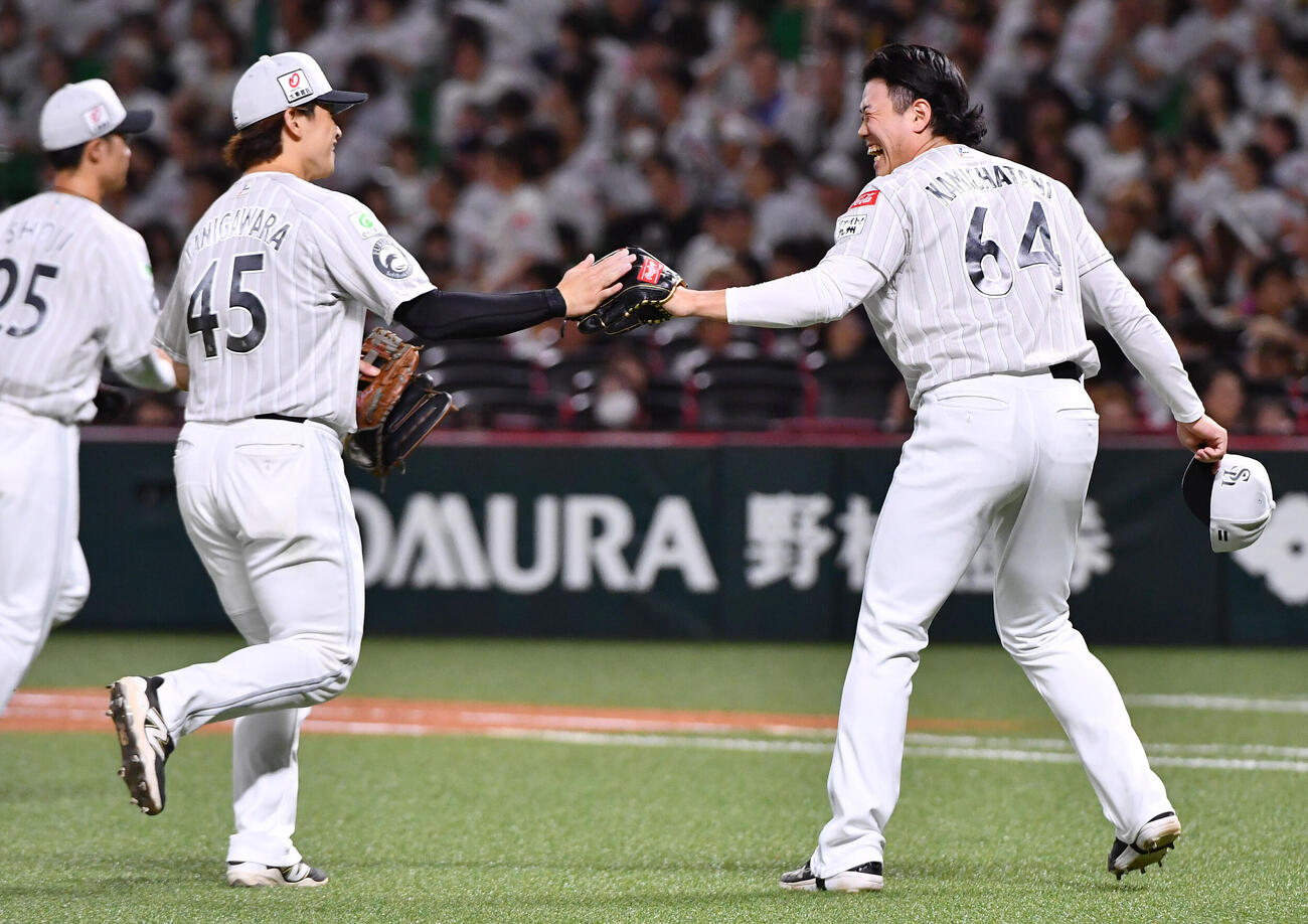 ソフトバンク対ロッテ　5回表を無失点に抑えた上茶谷大河（右）は谷川原健太と笑顔でタッチを交わす（撮影・岩下翔太）