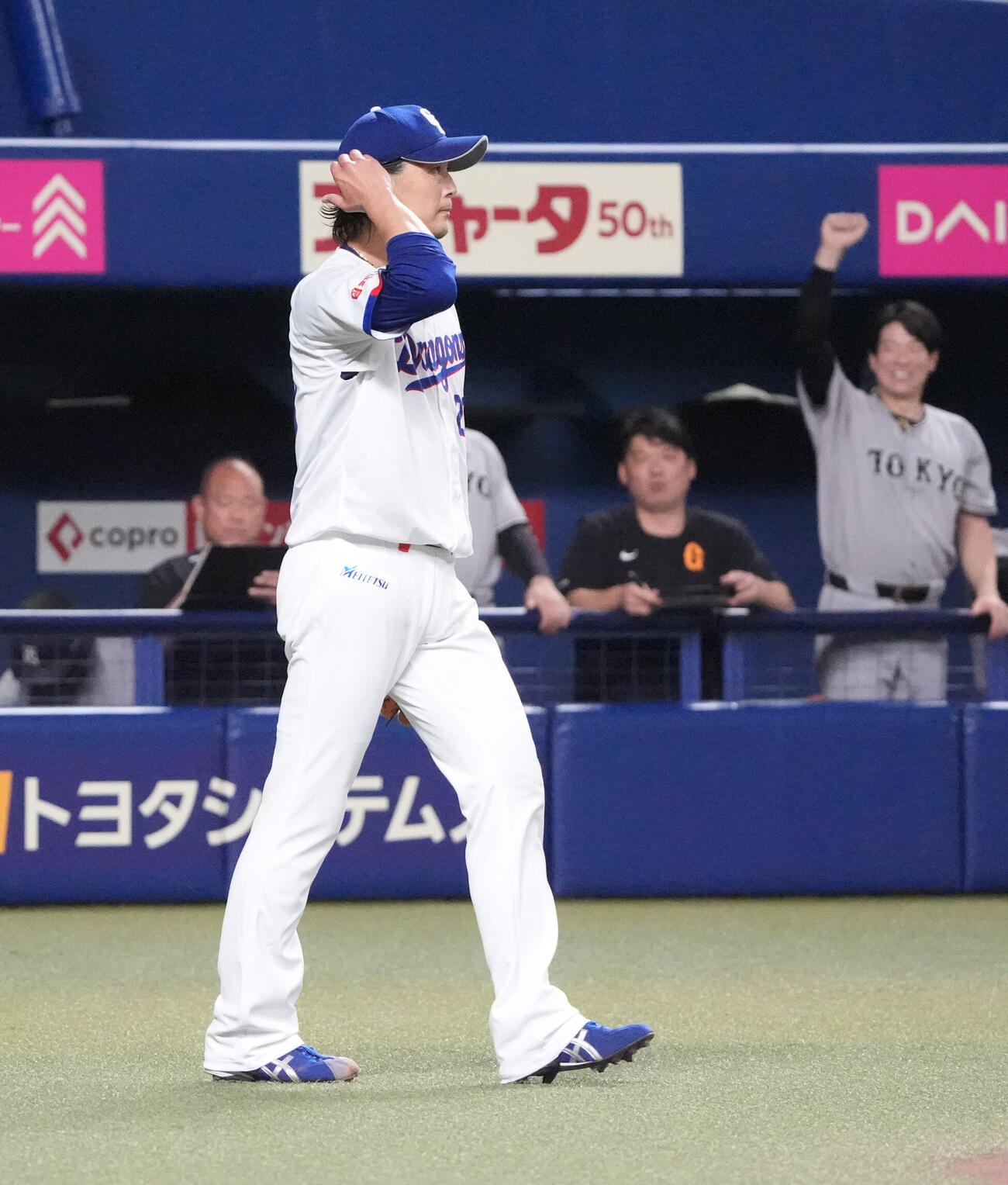 中日対巨人　2回表巨人無死一、三塁、中山礼都に犠飛を打たれ汗を拭く中日先発の涌井秀章（撮影・森本幸一）