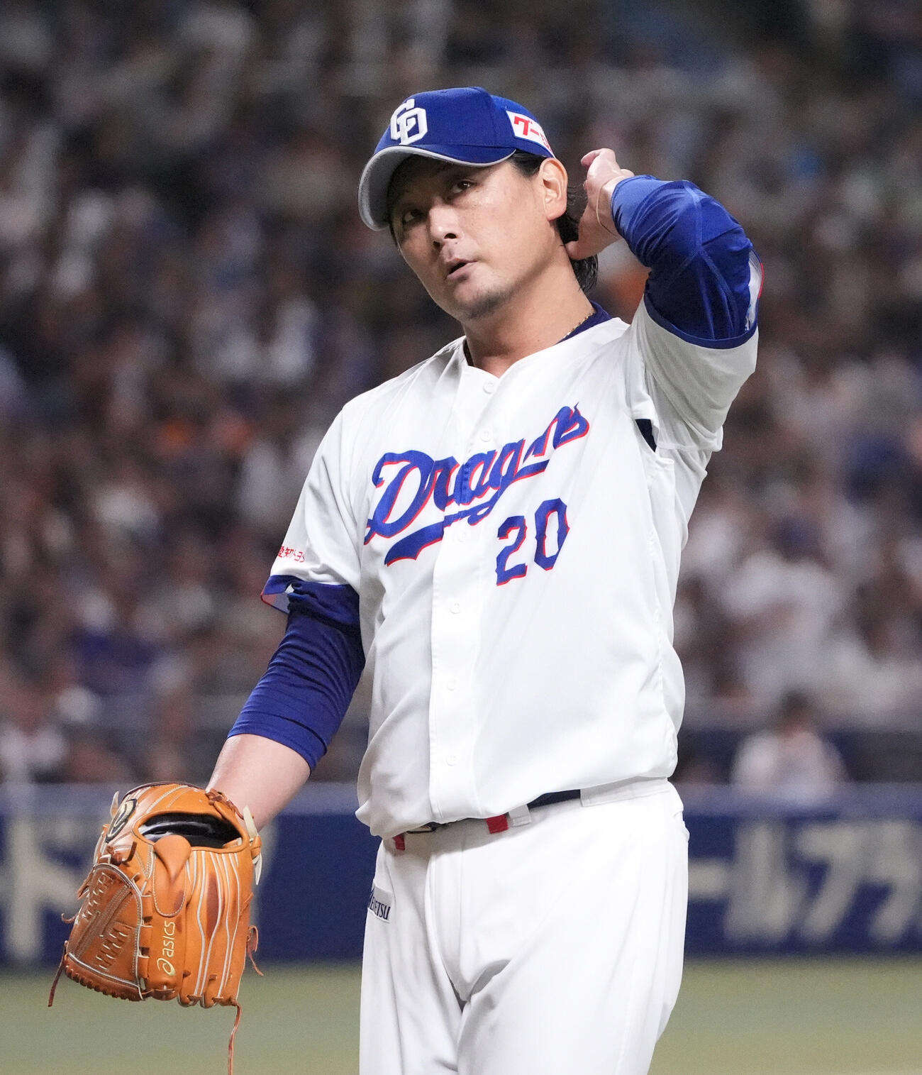 中日対巨人　3回表終了、汗を拭いながらベンチへ戻る中日先発の涌井秀章（撮影・森本幸一）