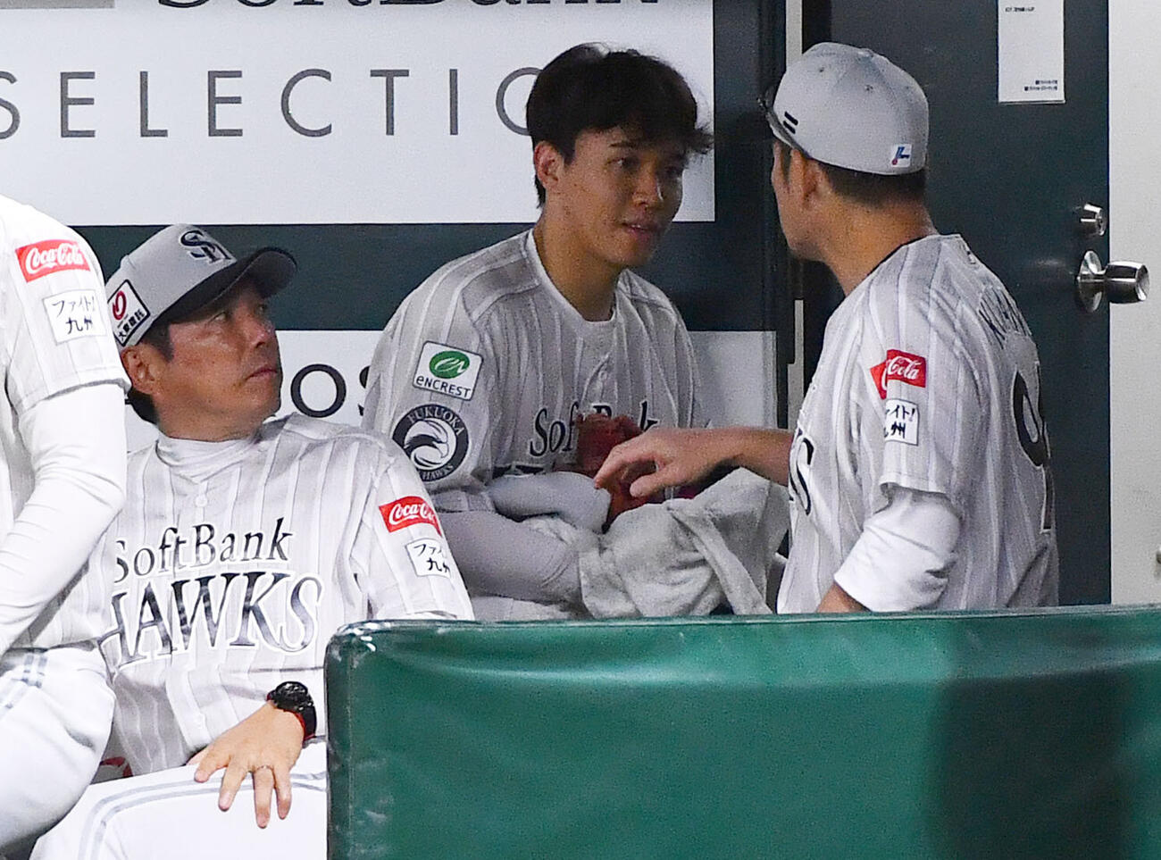 ソフトバンク対ロッテ　2回裏終了後、降板を告げられた北斗（中央）は倉野信次投手チーフコーチ兼投手ヘッドコーディネーター（右）から声をかけられる。左は小久保裕紀監督（撮影・岩下翔太）