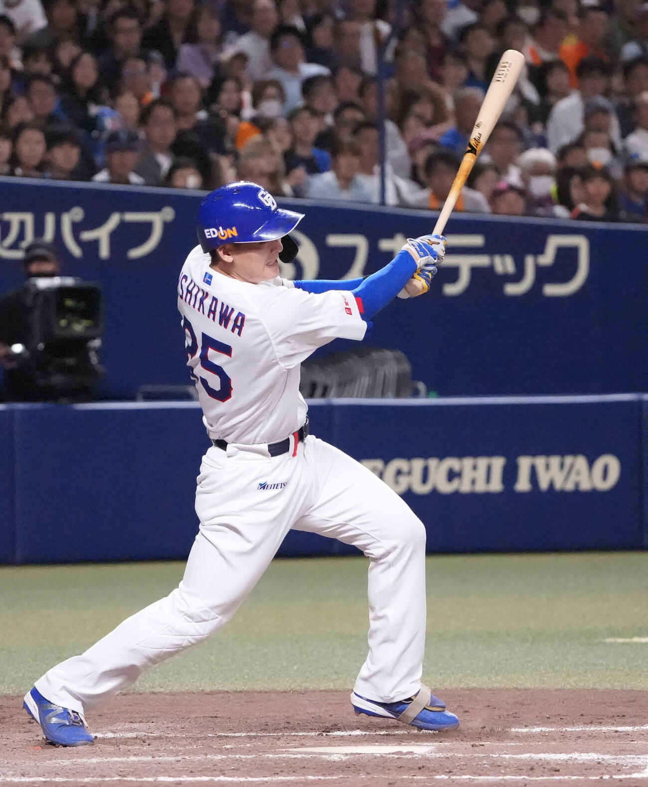 中日対巨人　8回裏中日2死三塁、適時二塁打を放つ石川昂弥（撮影・森本幸一）