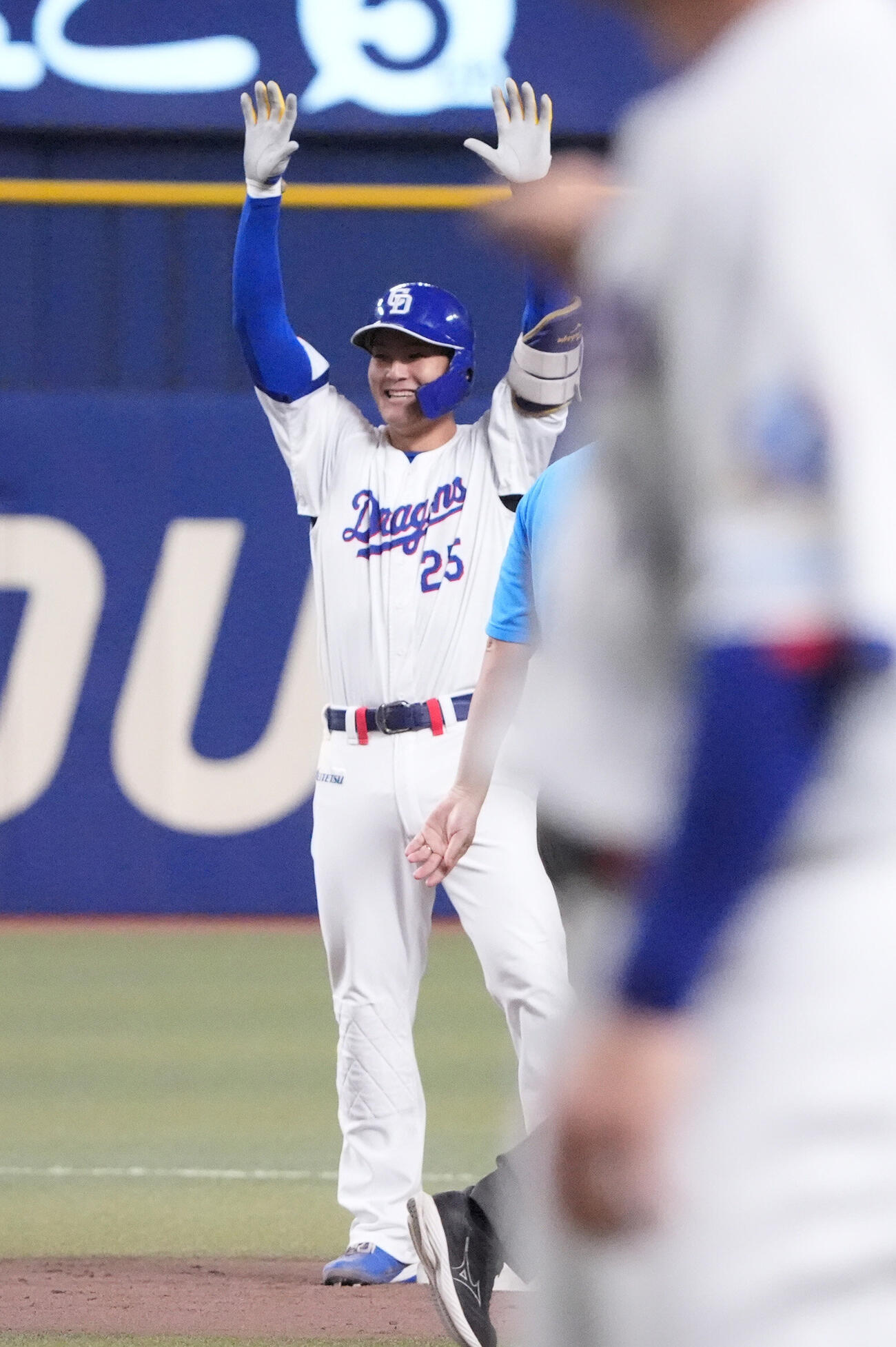 中日対巨人　8回裏中日2死三塁、適時二塁打を放ち塁上で喜ぶ石川昂弥（撮影・森本幸一）