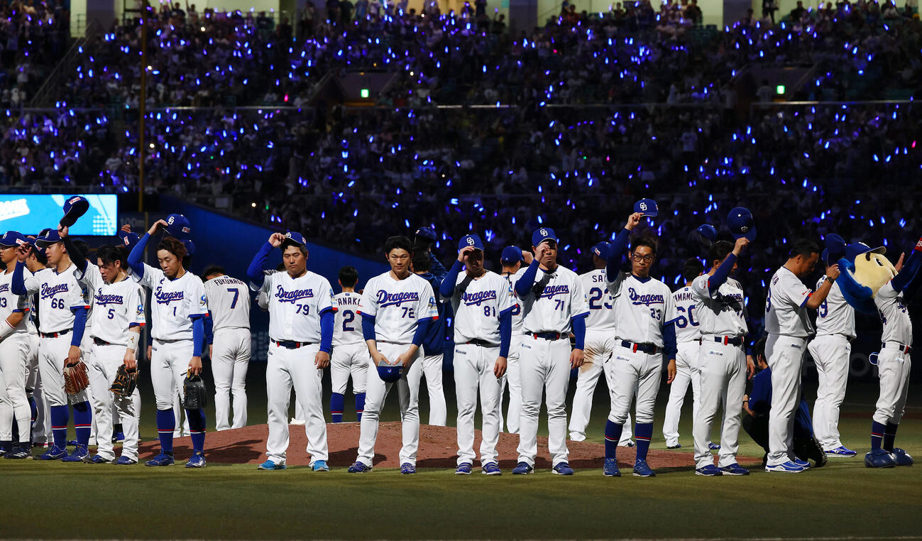中日対巨人　巨人に勝利しグラウンドで円陣を作ってあいさつする中日ナイン（撮影・加藤哉）