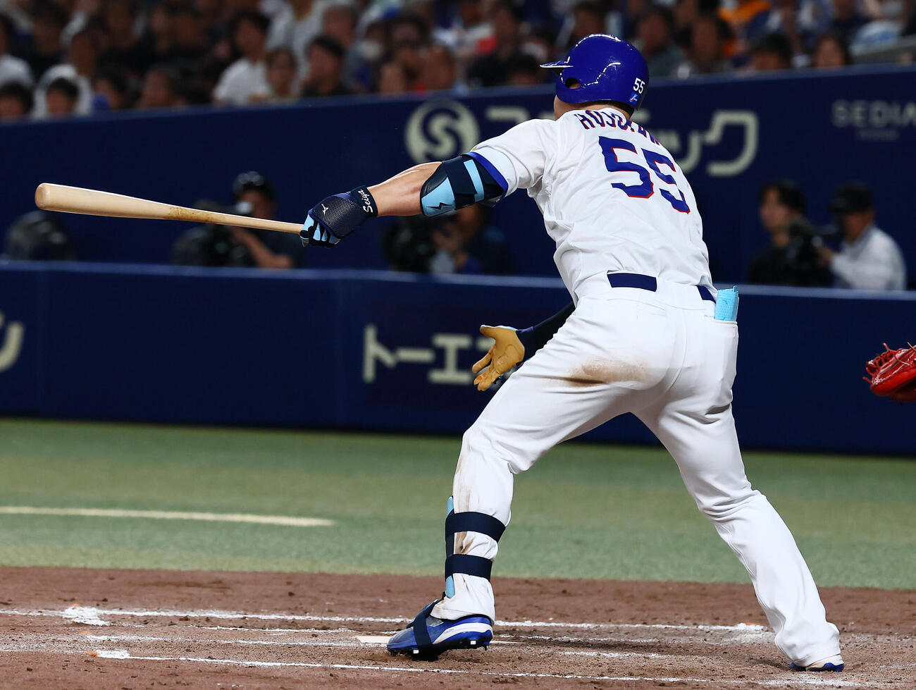 中日対巨人　8回裏中日1死、細川成也は右越え三塁打を放つ（撮影・加藤哉）