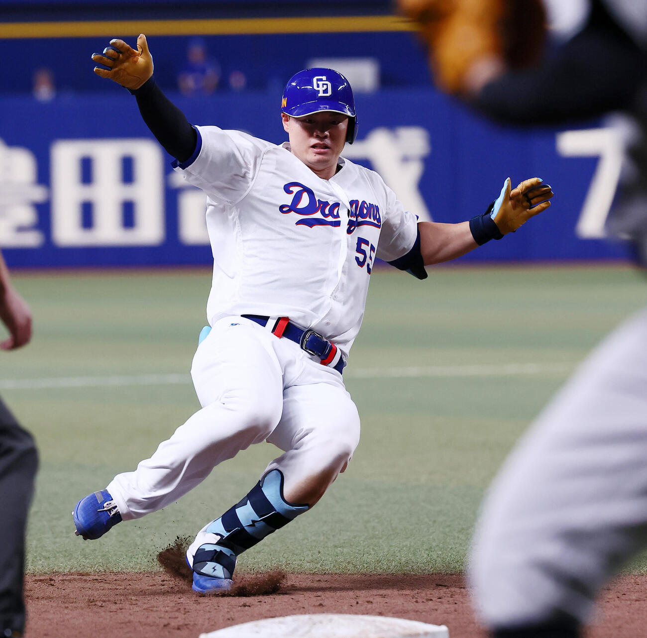 中日対巨人　8回裏中日1死、細川成也は右越え三塁打を放つ（撮影・加藤哉）