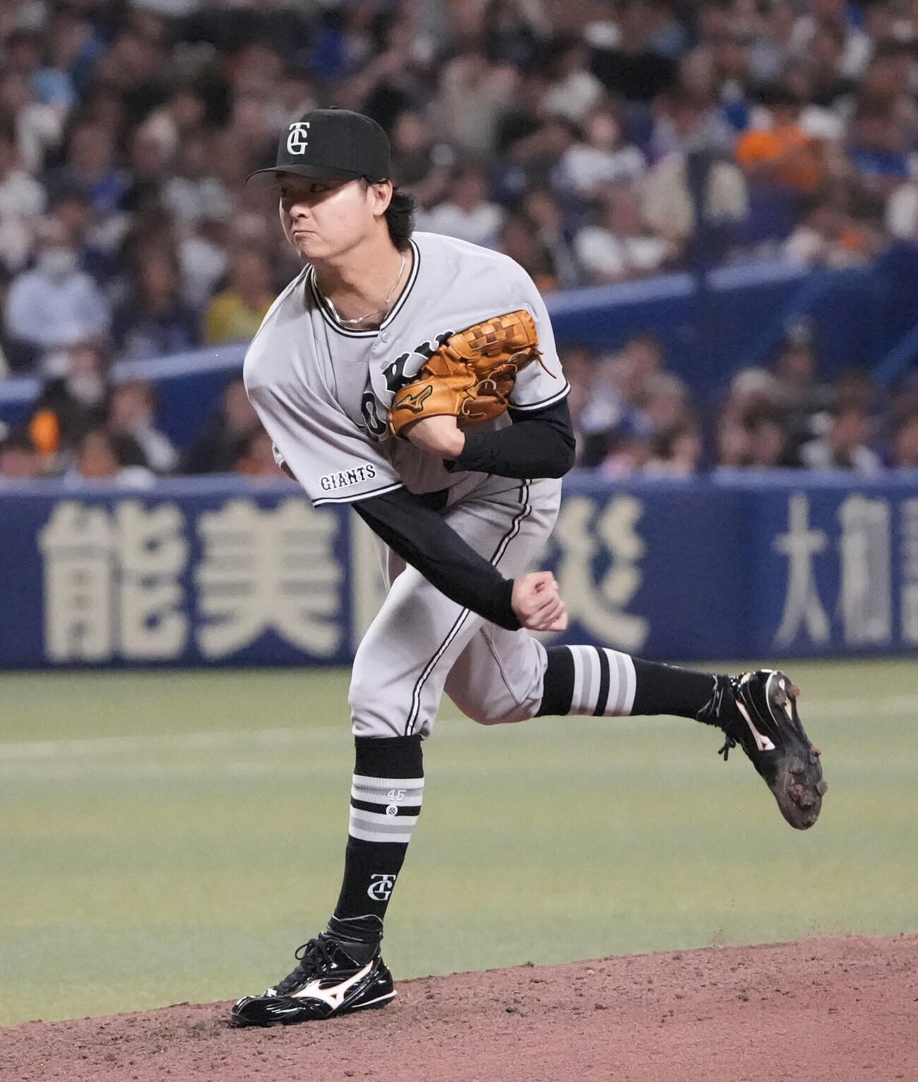 中日対巨人　8回裏、巨人3番手で登板する田中瑛斗（撮影・森本幸一）