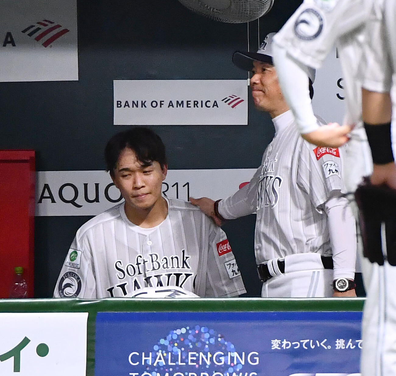 ソフトバンク対ロッテ　2回表終了後、ベンチで小久保裕紀監督（右）に肩をたたかれる北斗（撮影・岩下翔太）