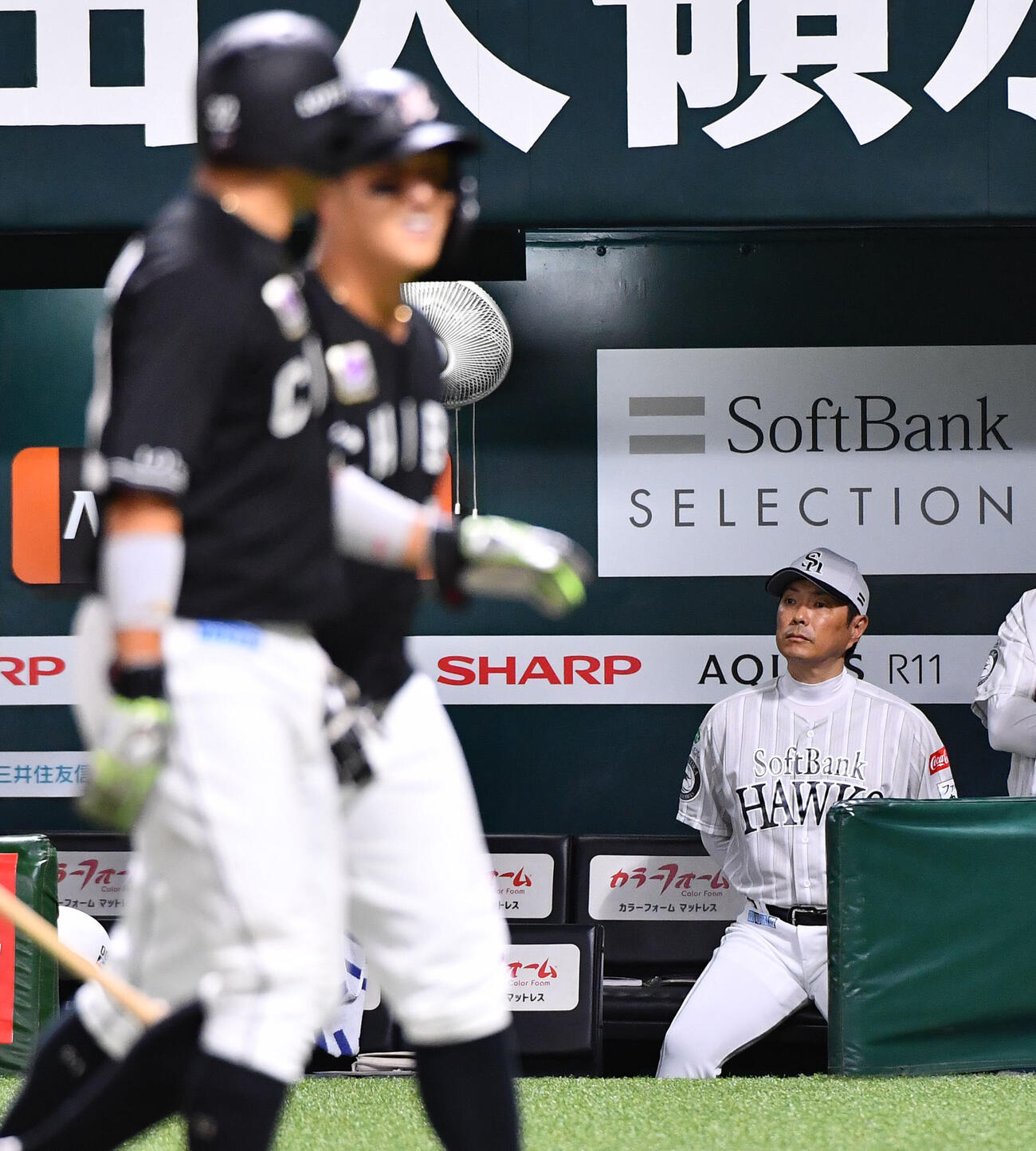 ソフトバンク対ロッテ　2回表ロッテ2死二、三塁、ネフタリ・ソトに左前2点適時打を打たれ、厳しい表情を見せる小久保裕紀監督（撮影・岩下翔太）