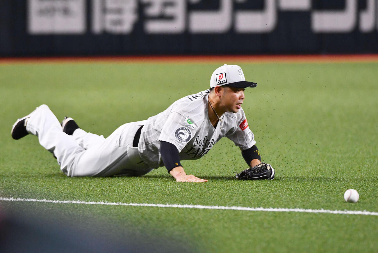ソフトバンク対ロッテ　2回表ロッテ2死一、二塁、佐藤都志也の打球に左翼手の近藤健介が飛び込むも捕球できず、適時二塁打となる（撮影・岩下翔太）