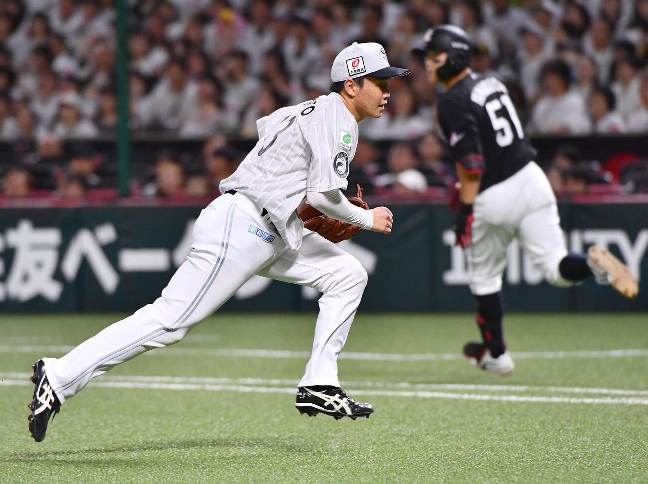 ソフトバンク対ロッテ　2回表ロッテ2死満塁、山口航輝（右）に左前2点適時打を打たれた北斗（撮影・岩下翔太）