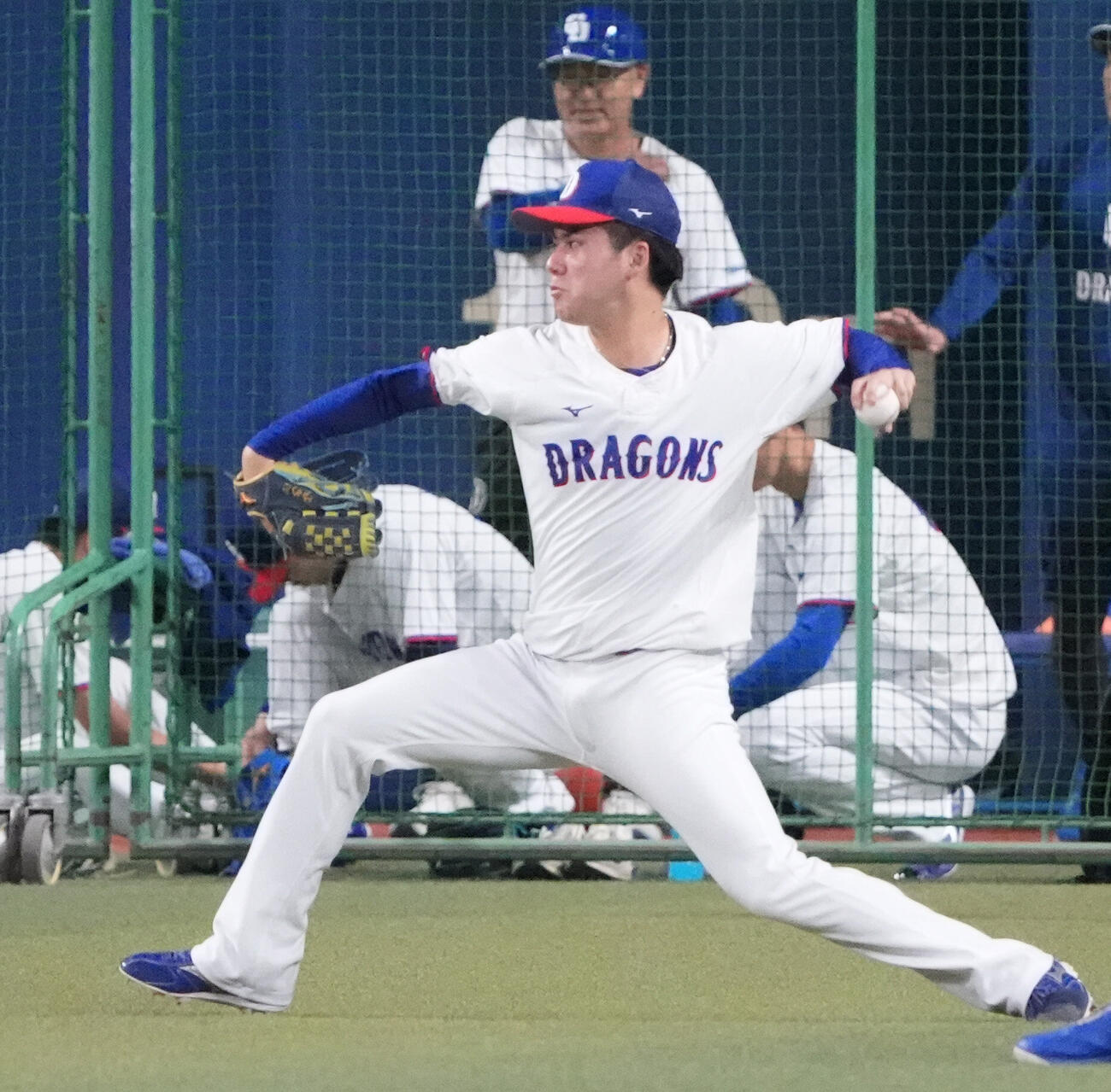 中日対巨人　試合前、キャッチボールをする金丸夢斗（撮影・森本幸一）