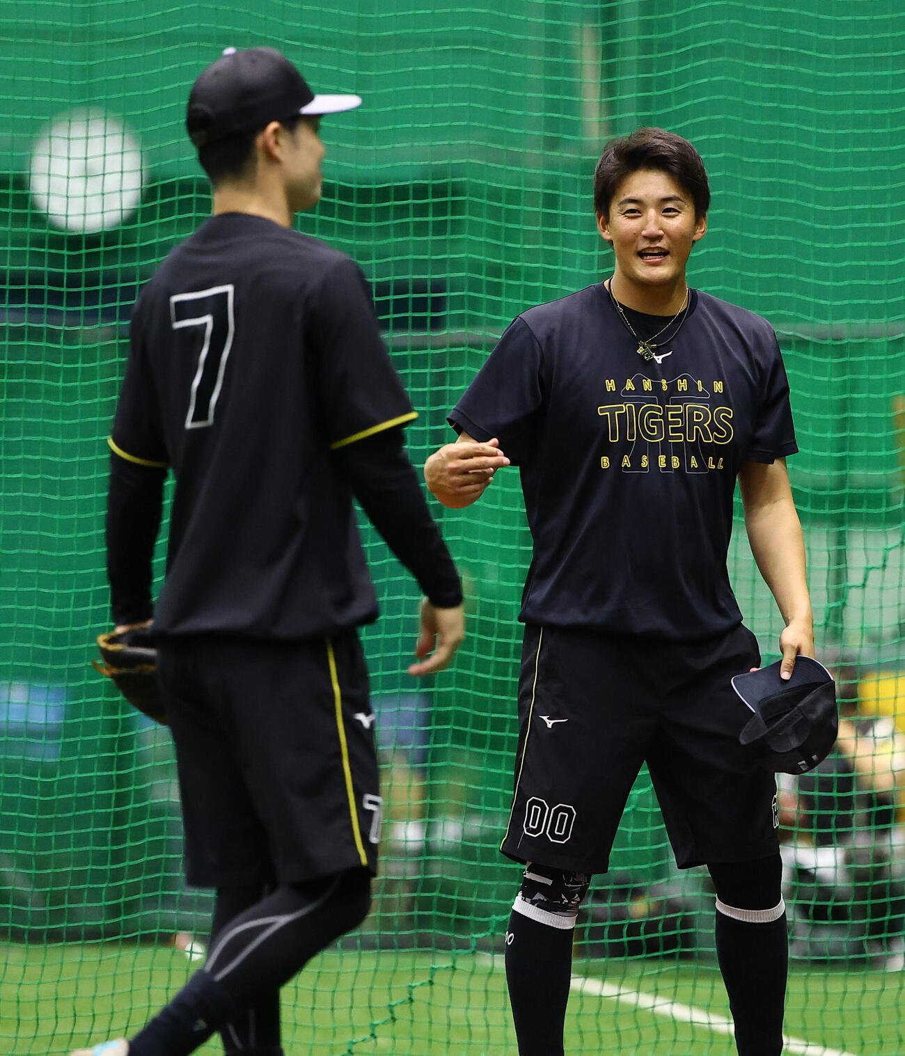 中野拓夢（左）と言葉を交わす元山飛優（撮影・上田博志）