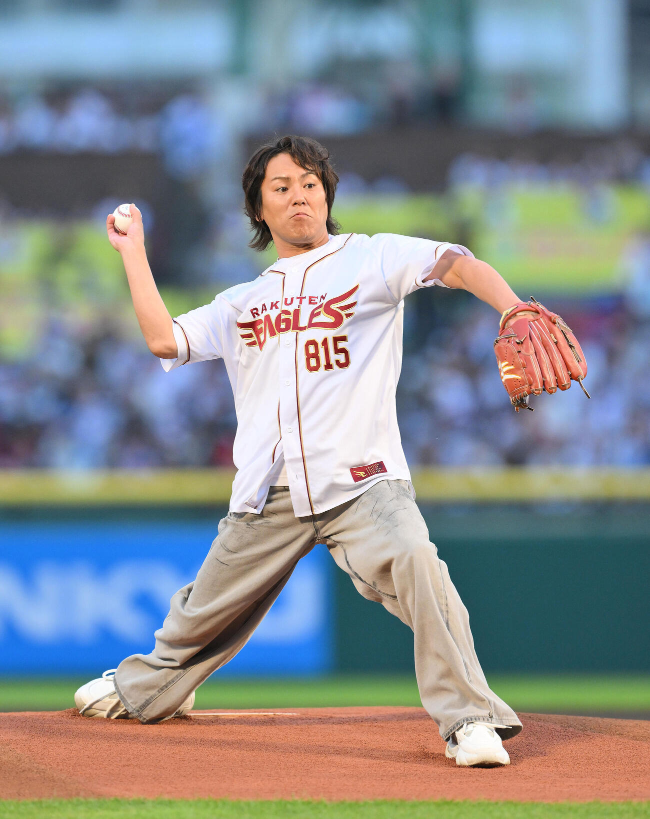 楽天対日本ハム　セレモニアルピッチする狩野英孝（撮影・滝沢徹郎）