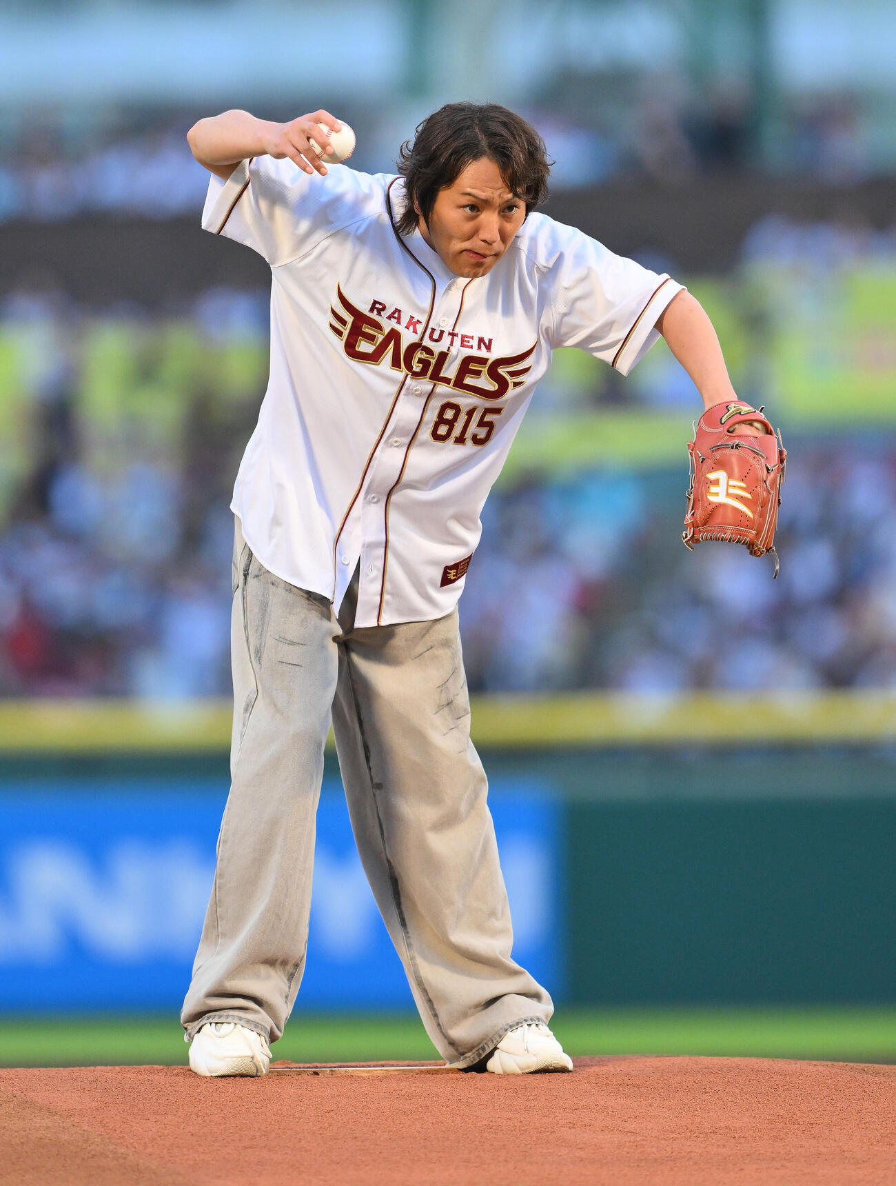 楽天対日本ハム　セレモニアルピッチに臨む狩野英孝はマエケン体操をする（撮影・滝沢徹郎）