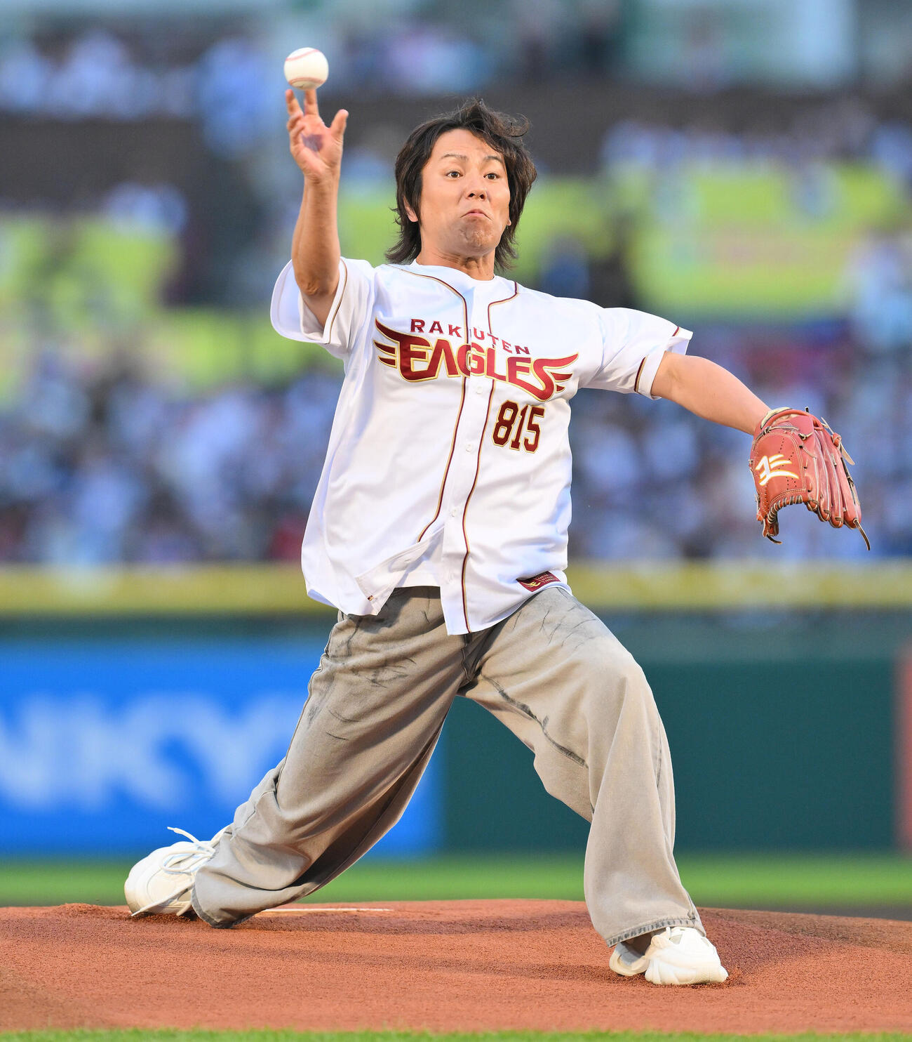 楽天対日本ハム　セレモニアルピッチする狩野英孝（撮影・滝沢徹郎）