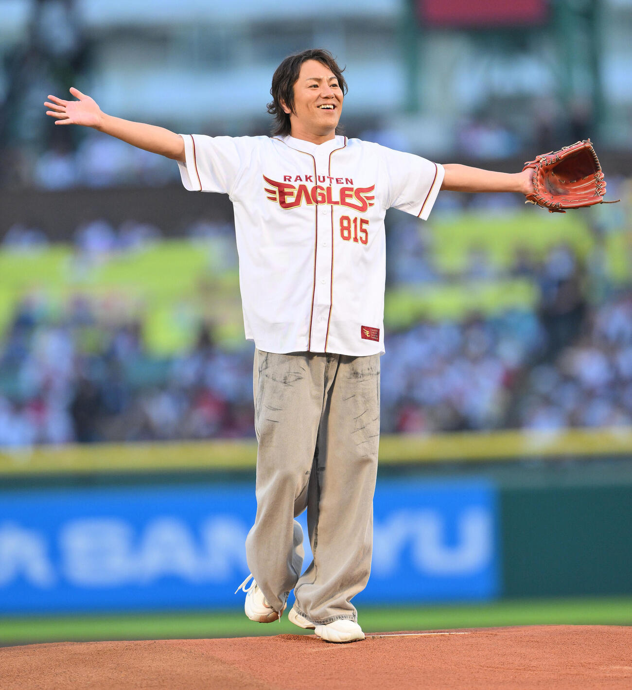 楽天対日本ハム　セレモニアルピッチを終え笑顔の狩野英孝（撮影・滝沢徹郎）