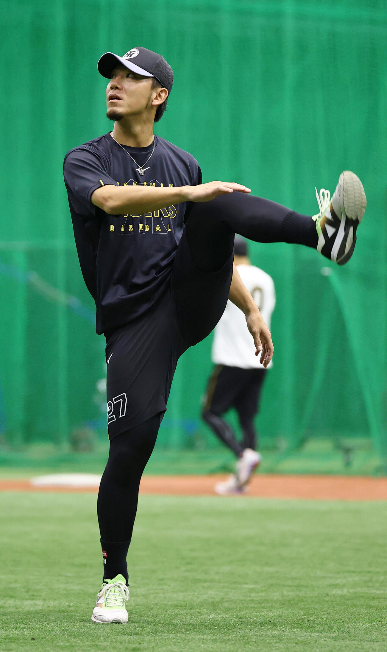 阪神対広島　ウオーミングアップをする伊藤将司（撮影・上田博志）