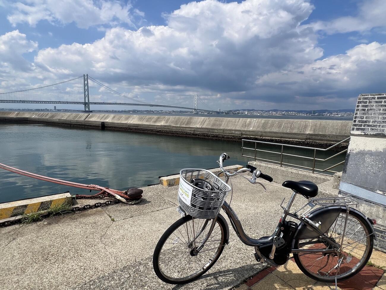淡路島・岩屋港から望む明石海峡大橋と対岸の町並み（撮影・金子真仁）