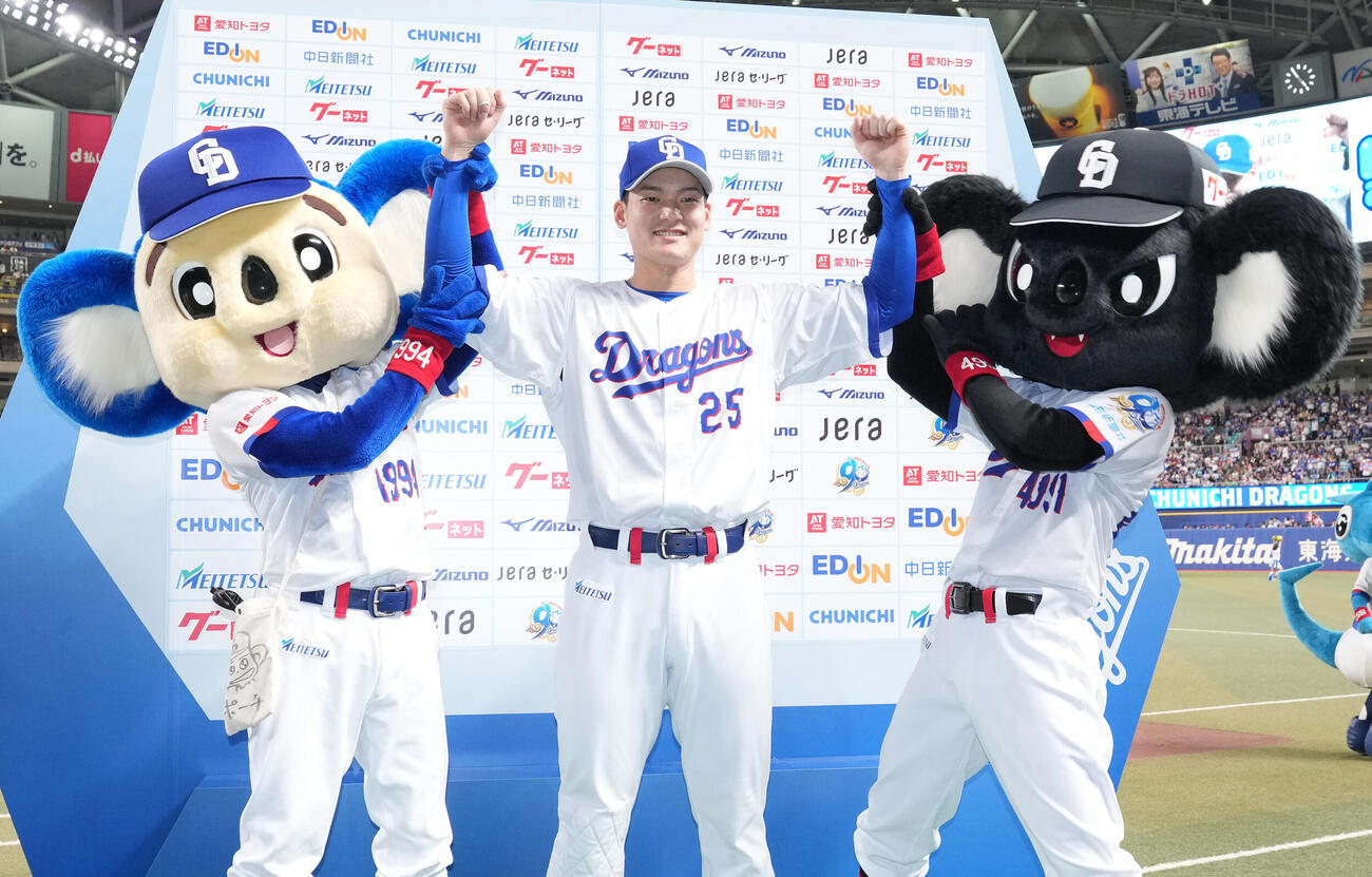 中日対巨人　ヒーローの石川昂弥（中央）を称えるドアラ（左）とブラックドアラ（撮影・森本幸一）