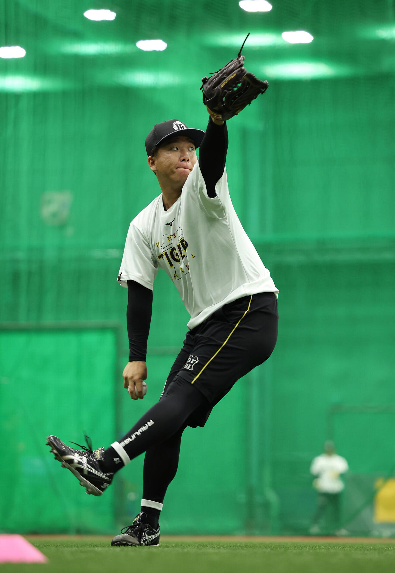 阪神対広島　キャッチボールで調整する阪神村上頌樹（撮影・前田充）