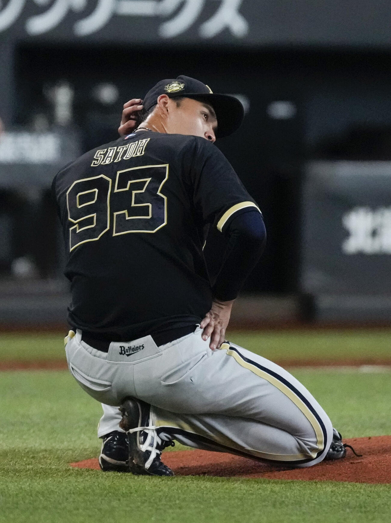 2日　1回、先頭から4者連続の本塁打を浴び、頭を抱えるオリックス先発の佐藤一＝エスコンフィールド（共同）